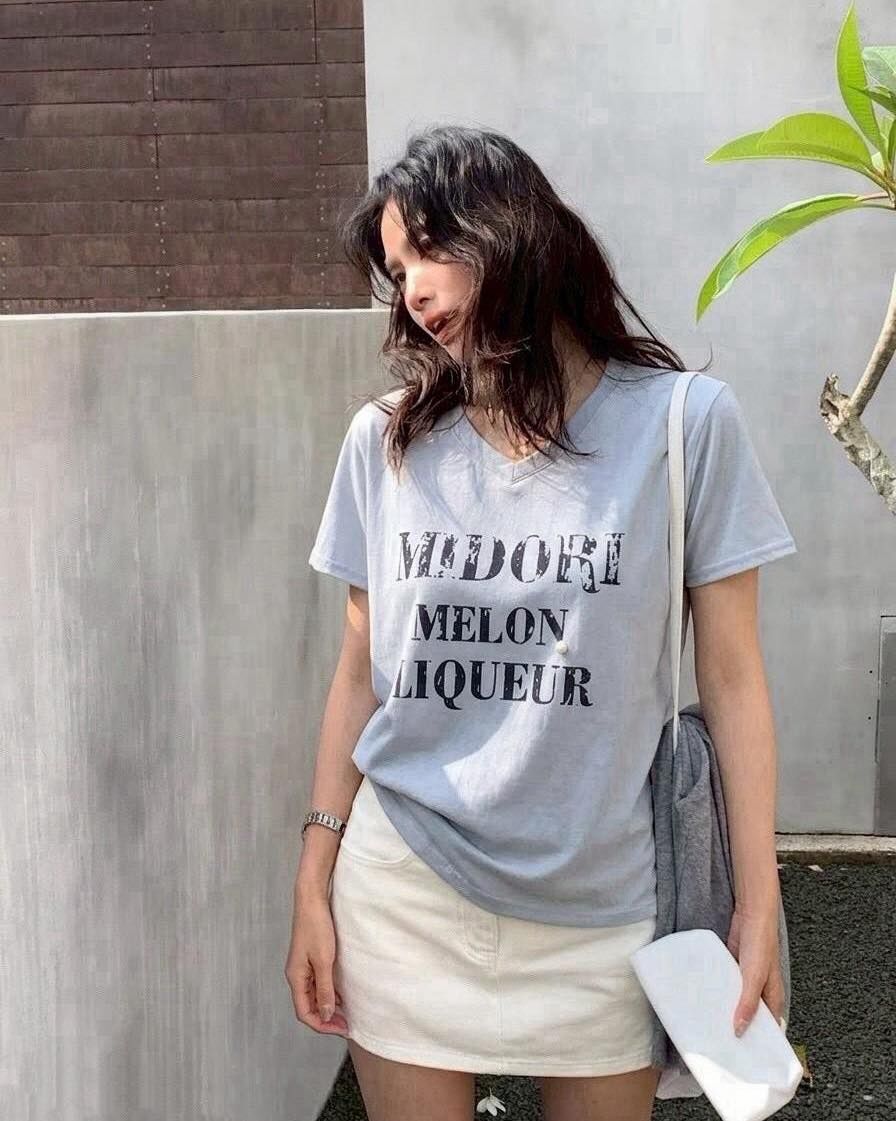 【簡約又顯瘦的V領字母印花上衣】（現貨）