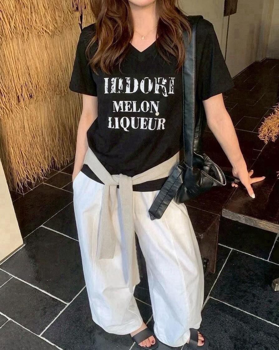 【簡約又顯瘦的V領字母印花上衣】（現貨）