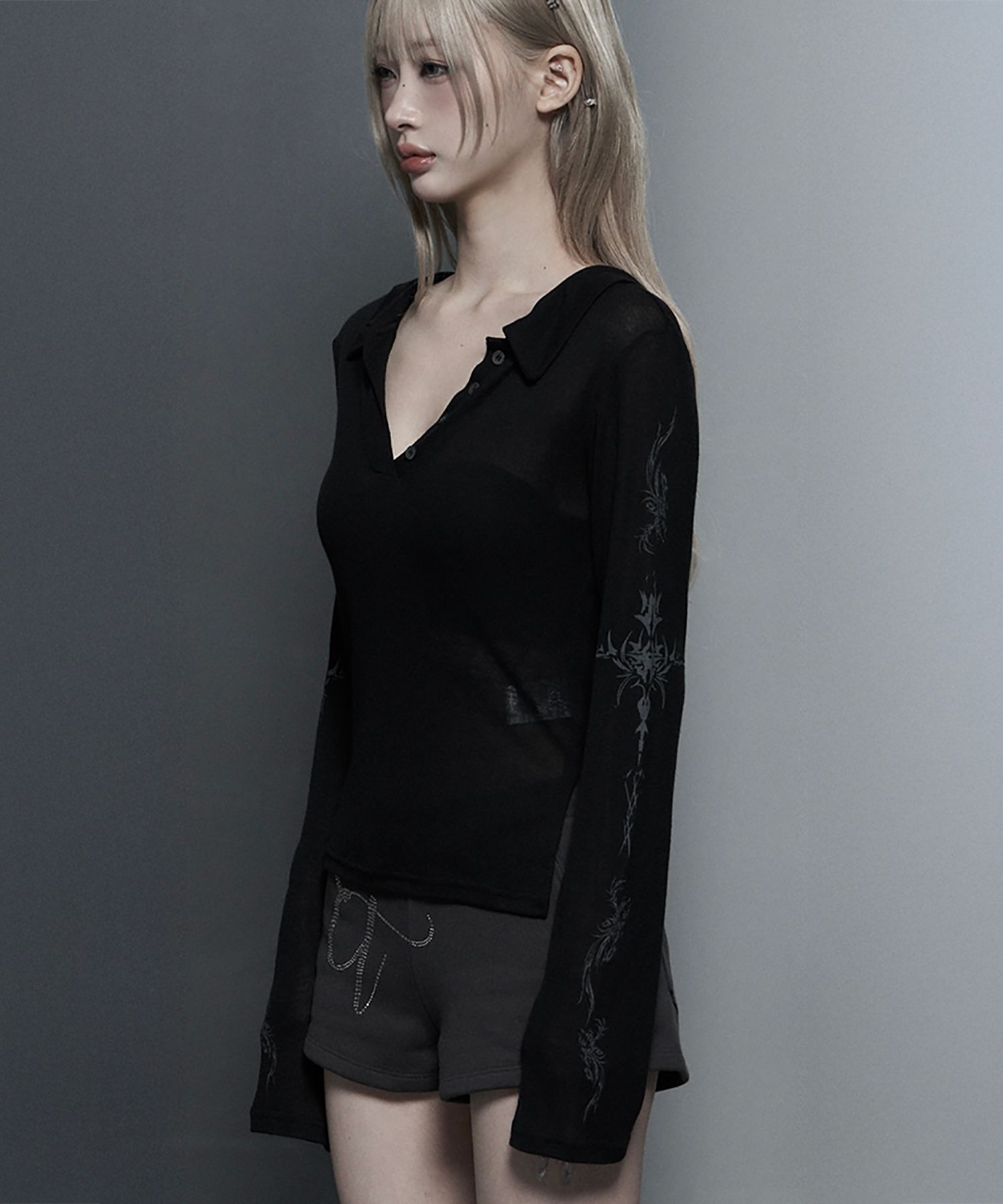 ETRE AU SOMMET 羅紋V領刺青印字長袖上衣 ET26SSTLS05BK