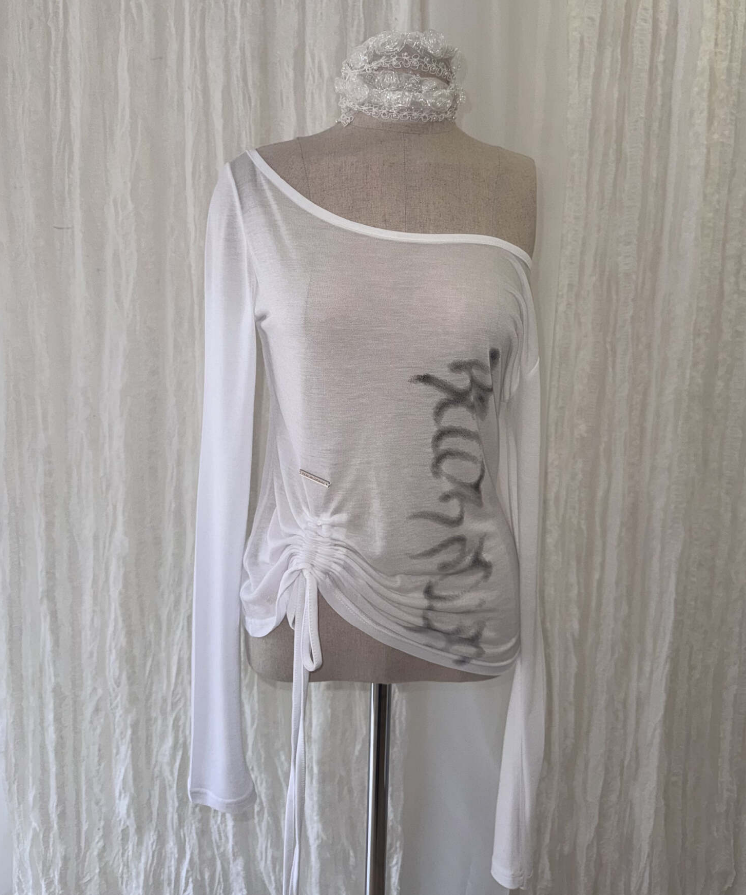 ETRE AU SOMMET 單肩側褶綁帶長袖上衣 白色 20669408887791