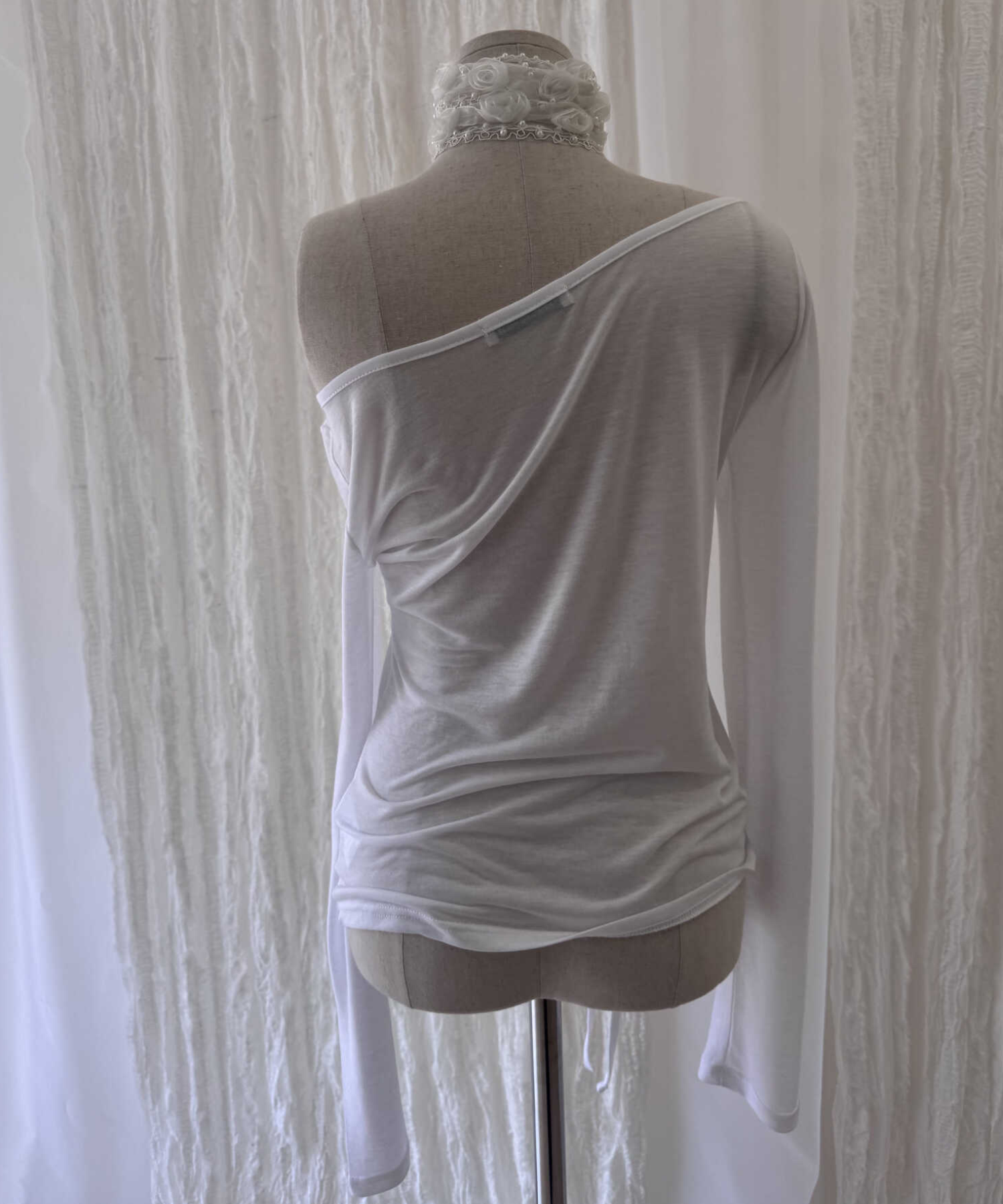 ETRE AU SOMMET 單肩側褶綁帶長袖上衣 白色 20669408887791