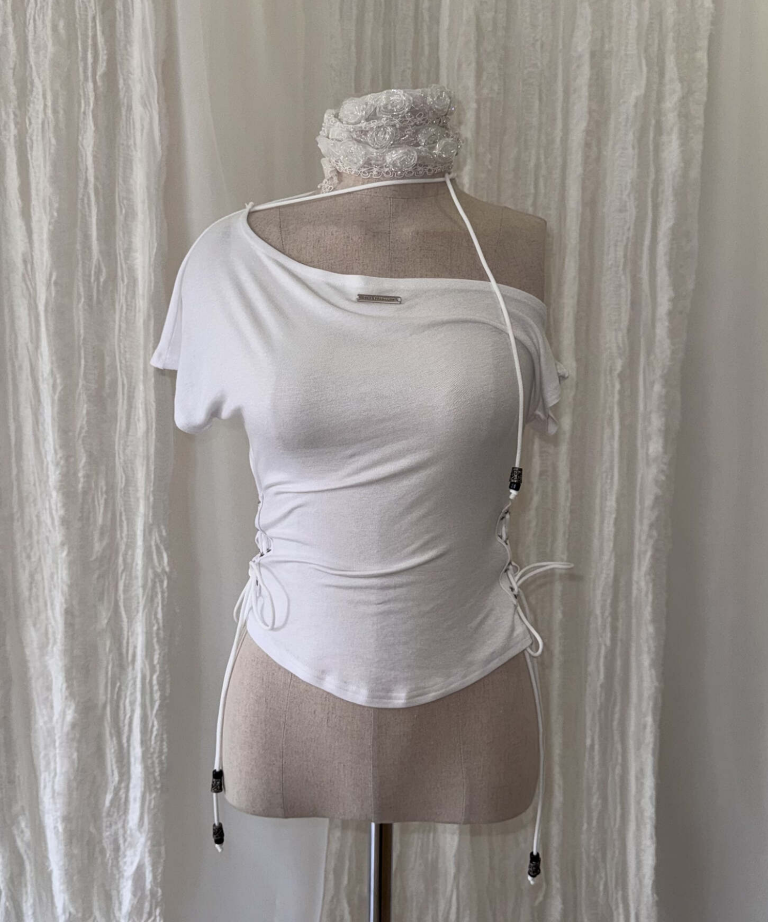 ETRE AU SOMMET 側綁帶珠珠單肩短版上衣 20169039056301