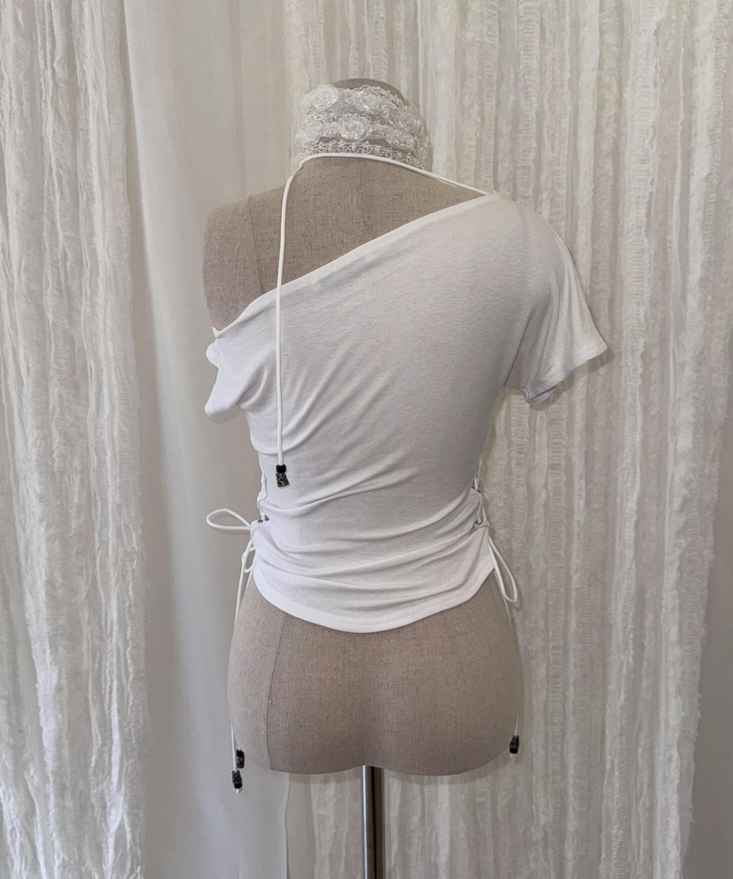 ETRE AU SOMMET 側綁帶珠珠單肩短版上衣 20169039056301