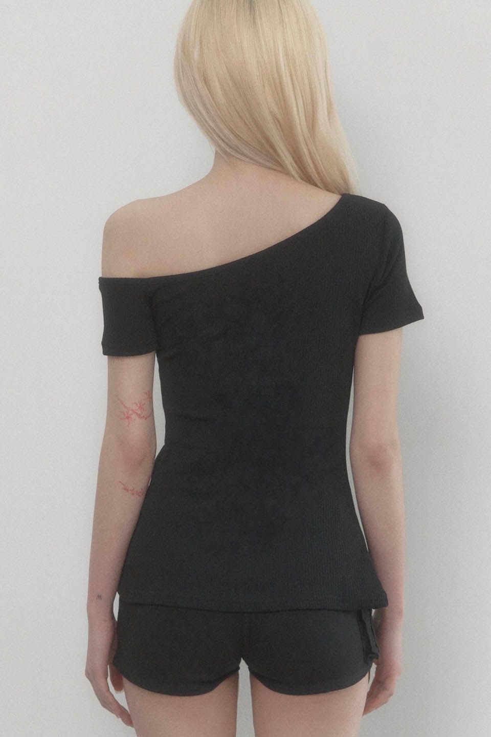 ETRE AU SOMMET 單肩開叉上衣 ET25SSTHS04BK