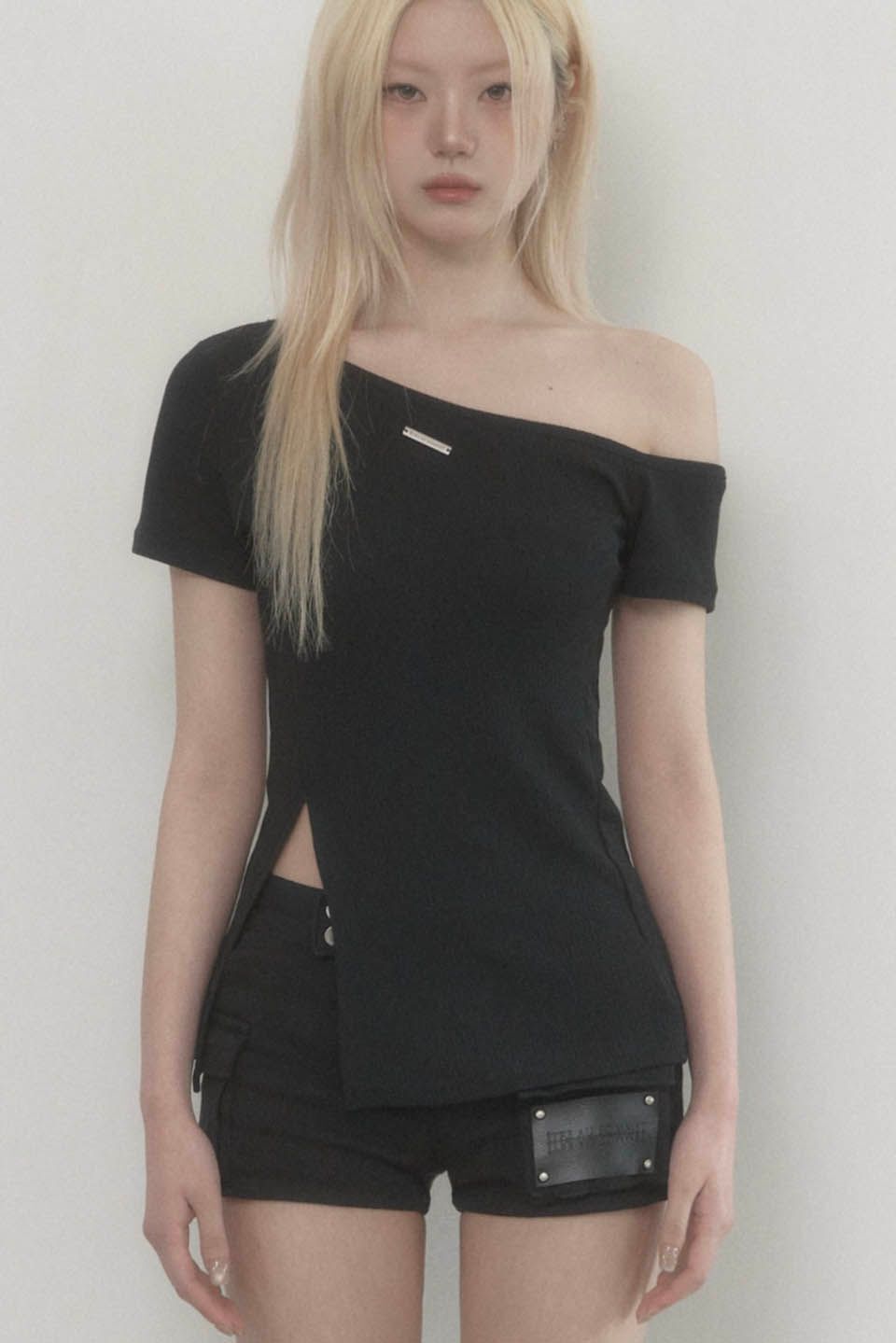 ETRE AU SOMMET 單肩開叉上衣 ET25SSTHS04BK