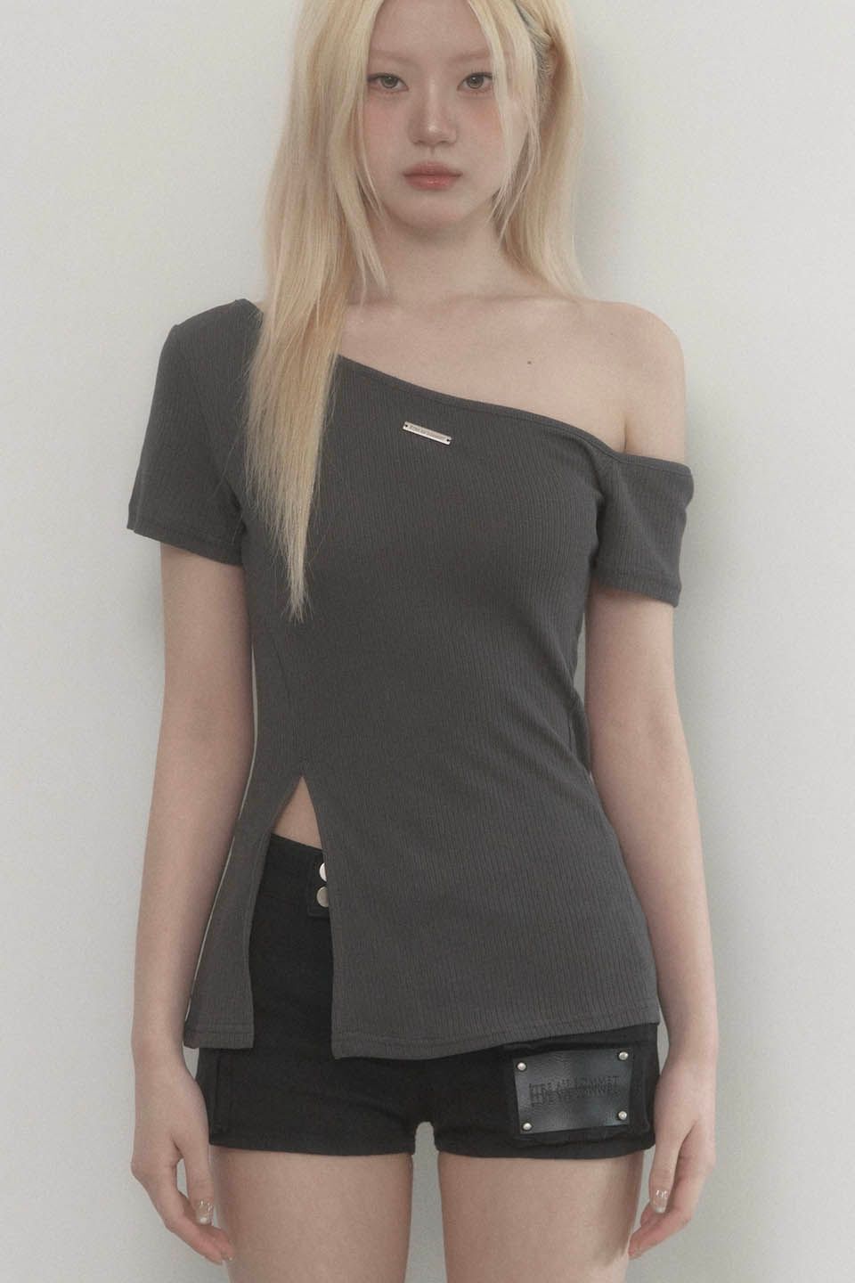 ETRE AU SOMMET 單肩開叉上衣 炭灰色 ET25SSTHS04CH