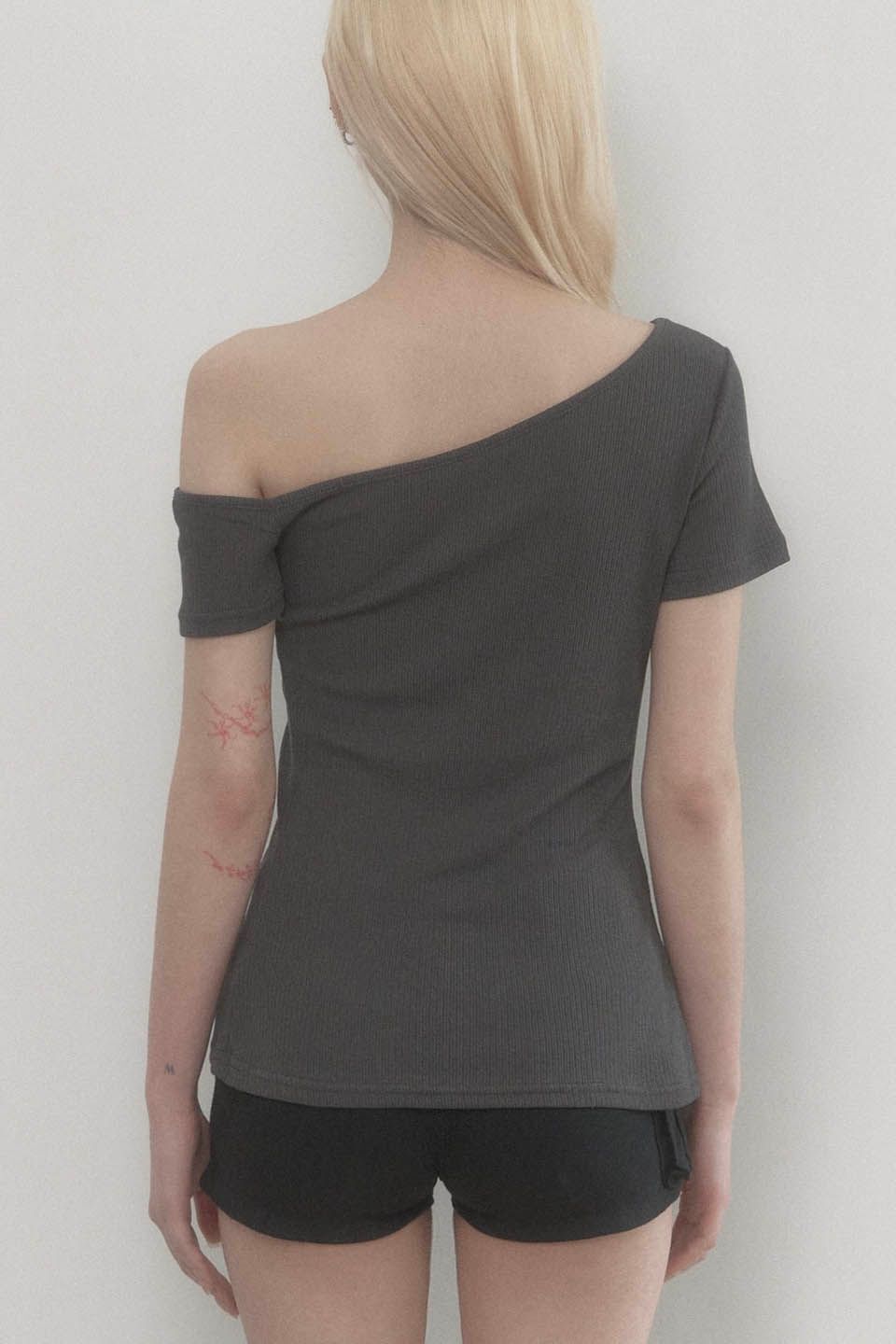 ETRE AU SOMMET 單肩開叉上衣 炭灰色 ET25SSTHS04CH