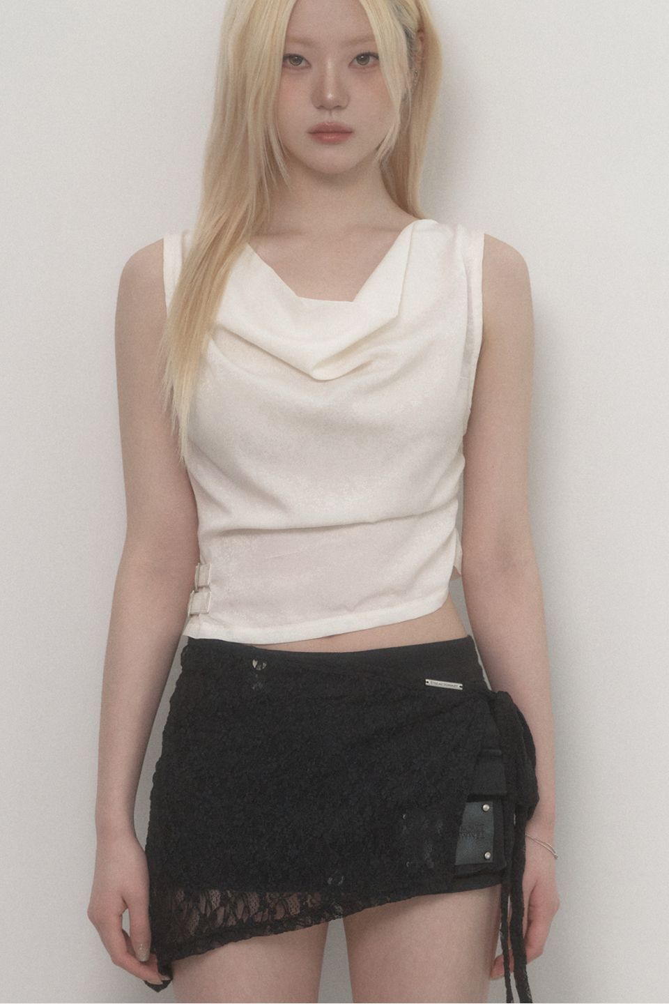 ETRE AU SOMMET 垂墜腰帶緞面無袖上衣 ET25SSTSL02WH