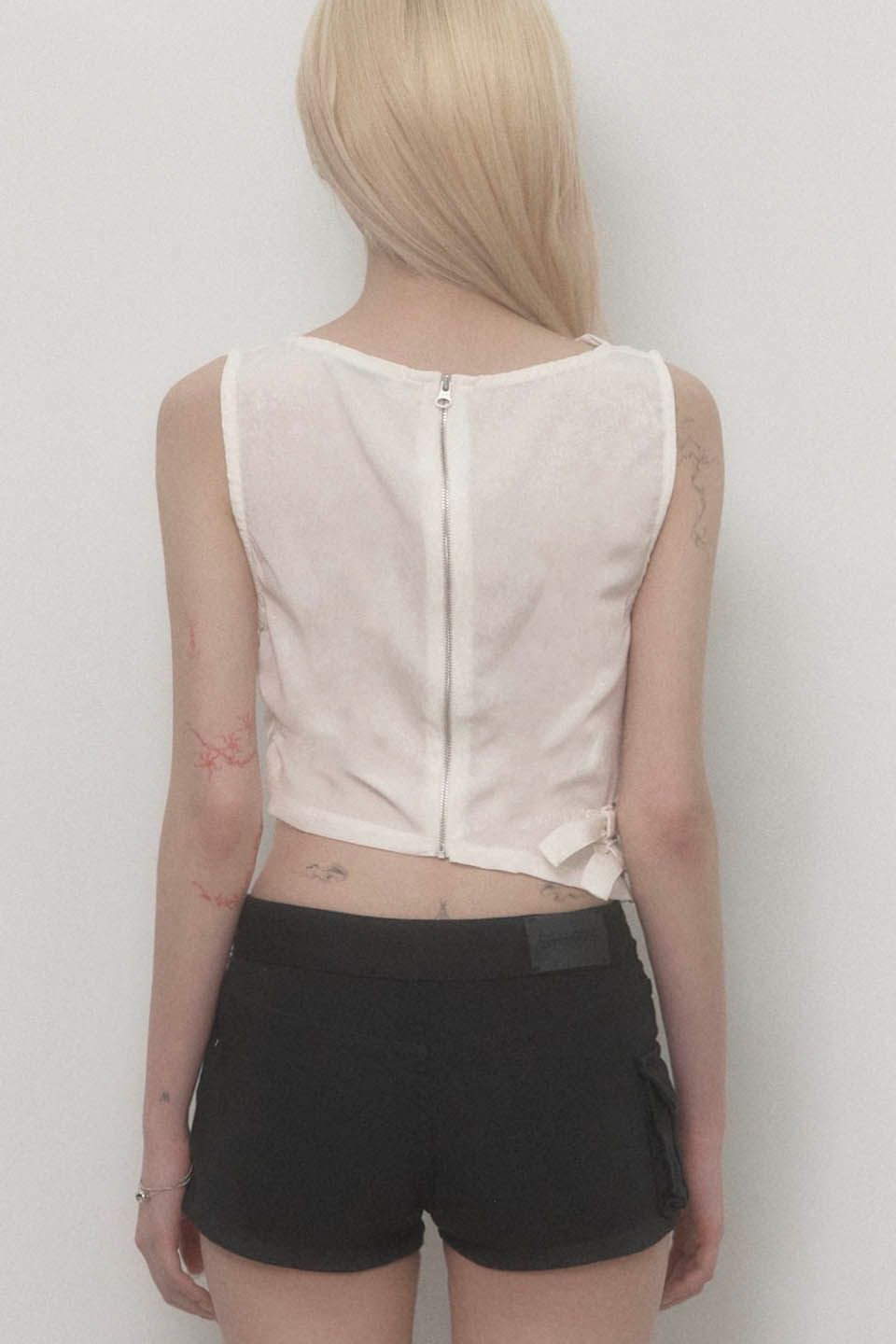 ETRE AU SOMMET 垂墜腰帶緞面無袖上衣 ET25SSTSL02WH