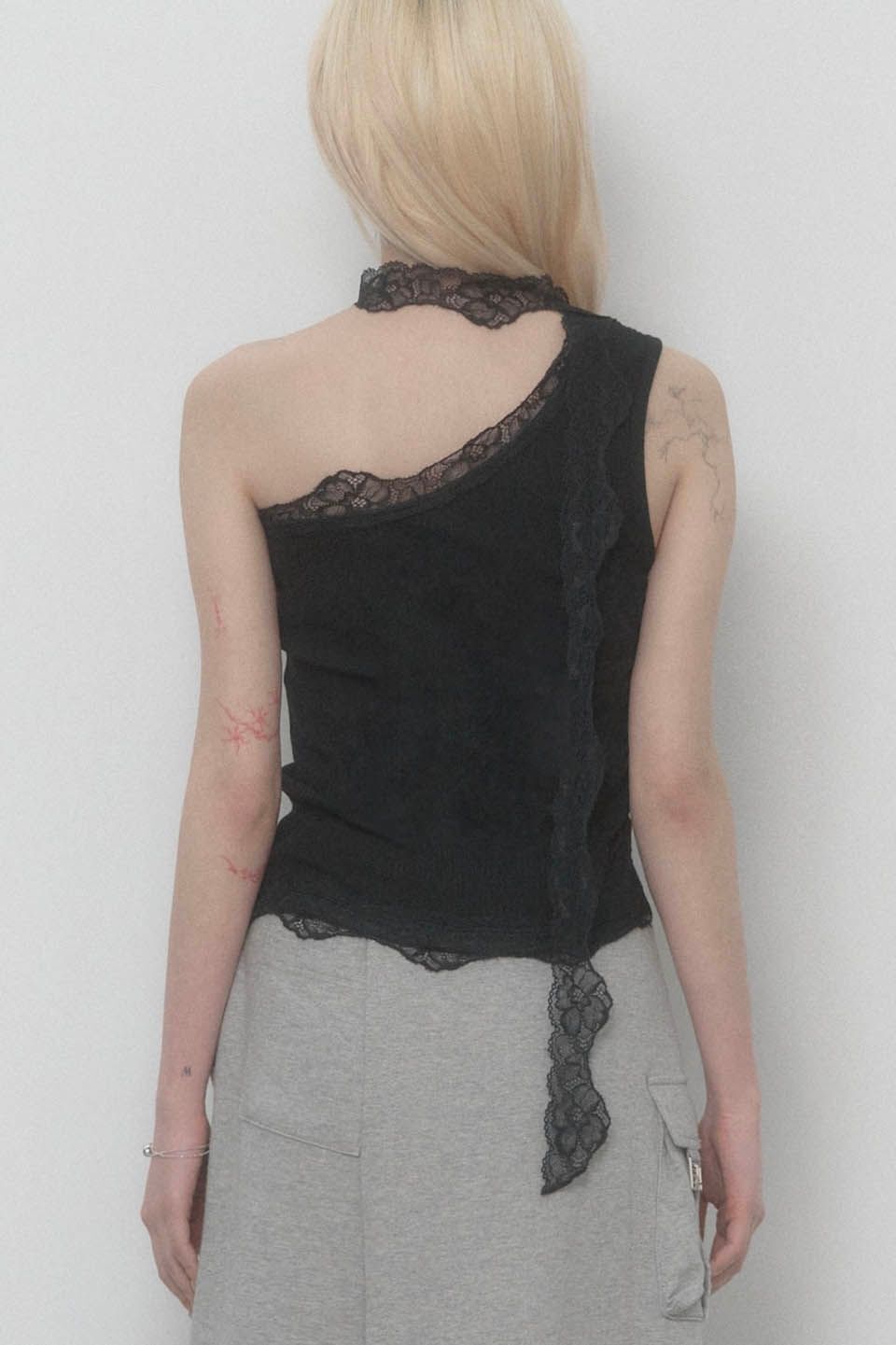 ETRE AU SOMMET 蕾絲單肩上衣 ET25SSTSL05BK