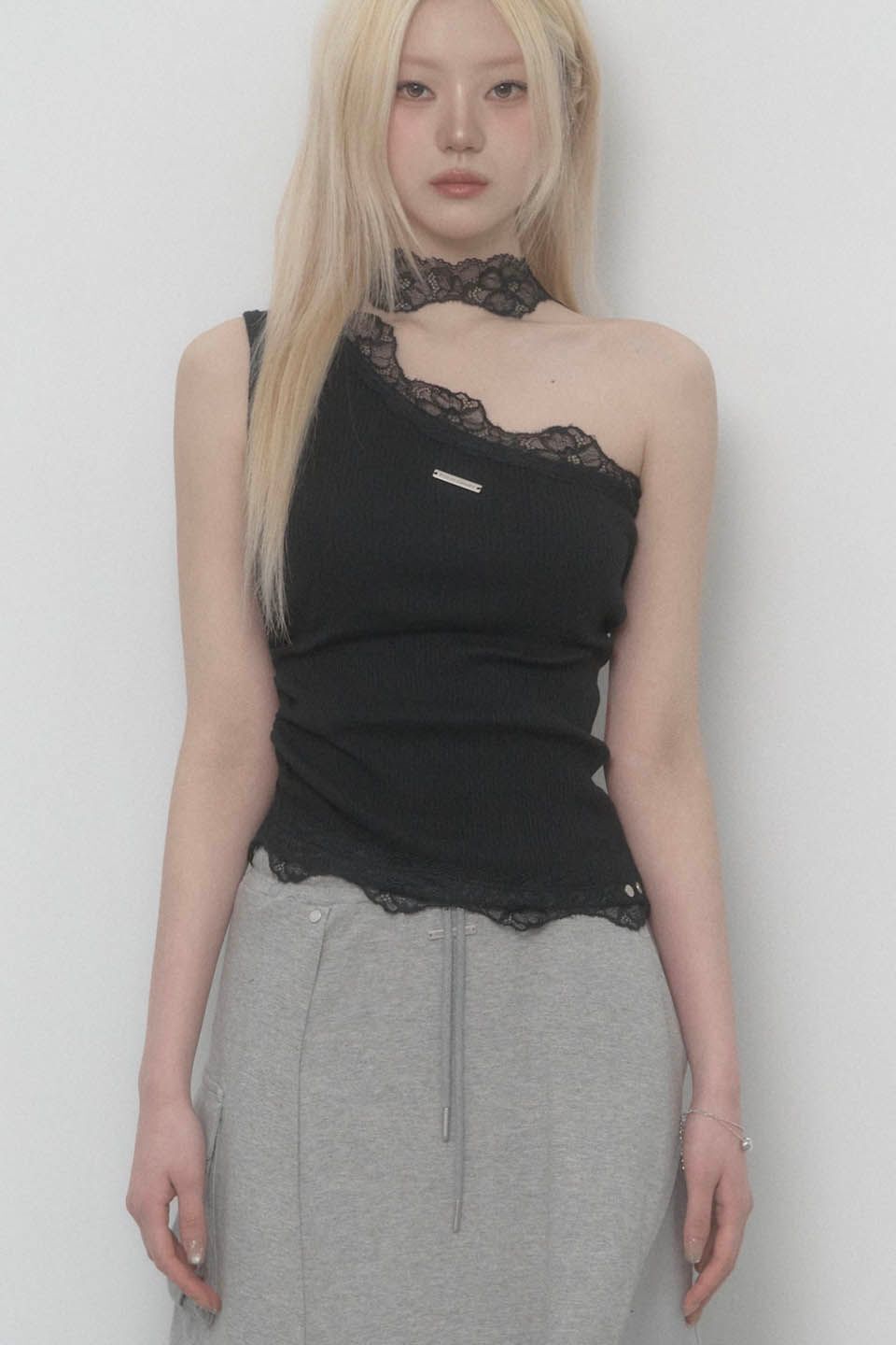 ETRE AU SOMMET 蕾絲單肩上衣 ET25SSTSL05BK