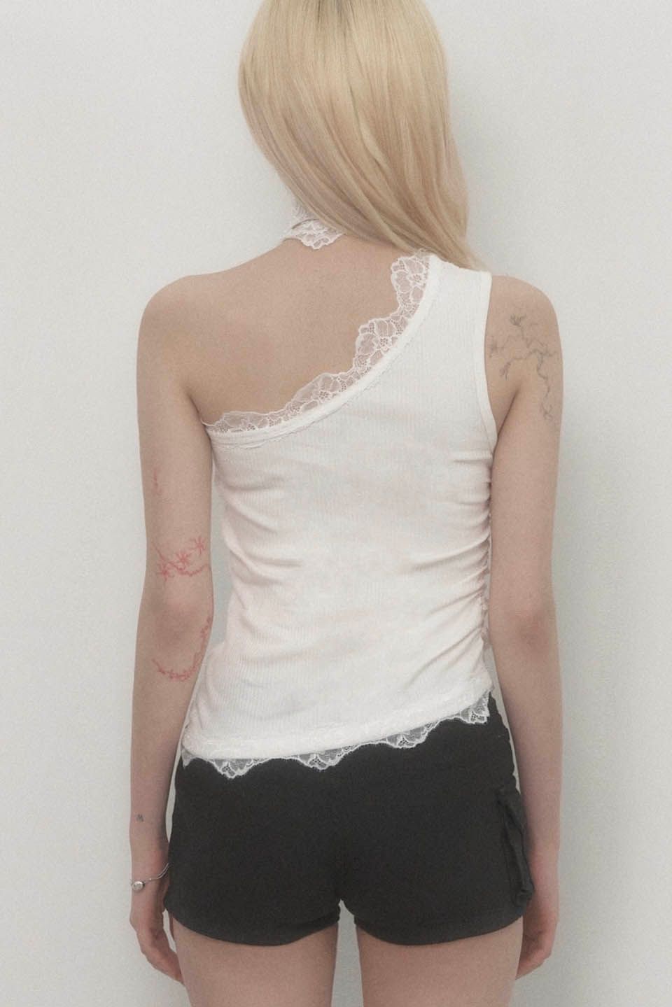 ETRE AU SOMMET 蕾絲單肩上衣 ET25SSTSL05WH