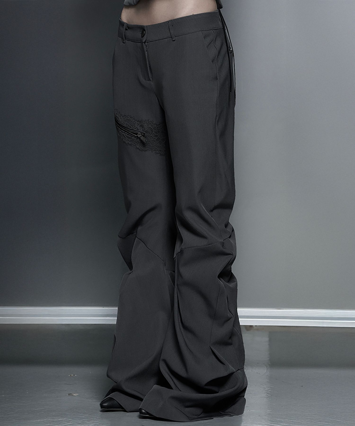 ETRE AU SOMMET 側邊雙重綁帶靴型西裝褲 ET26SSPSP02GY