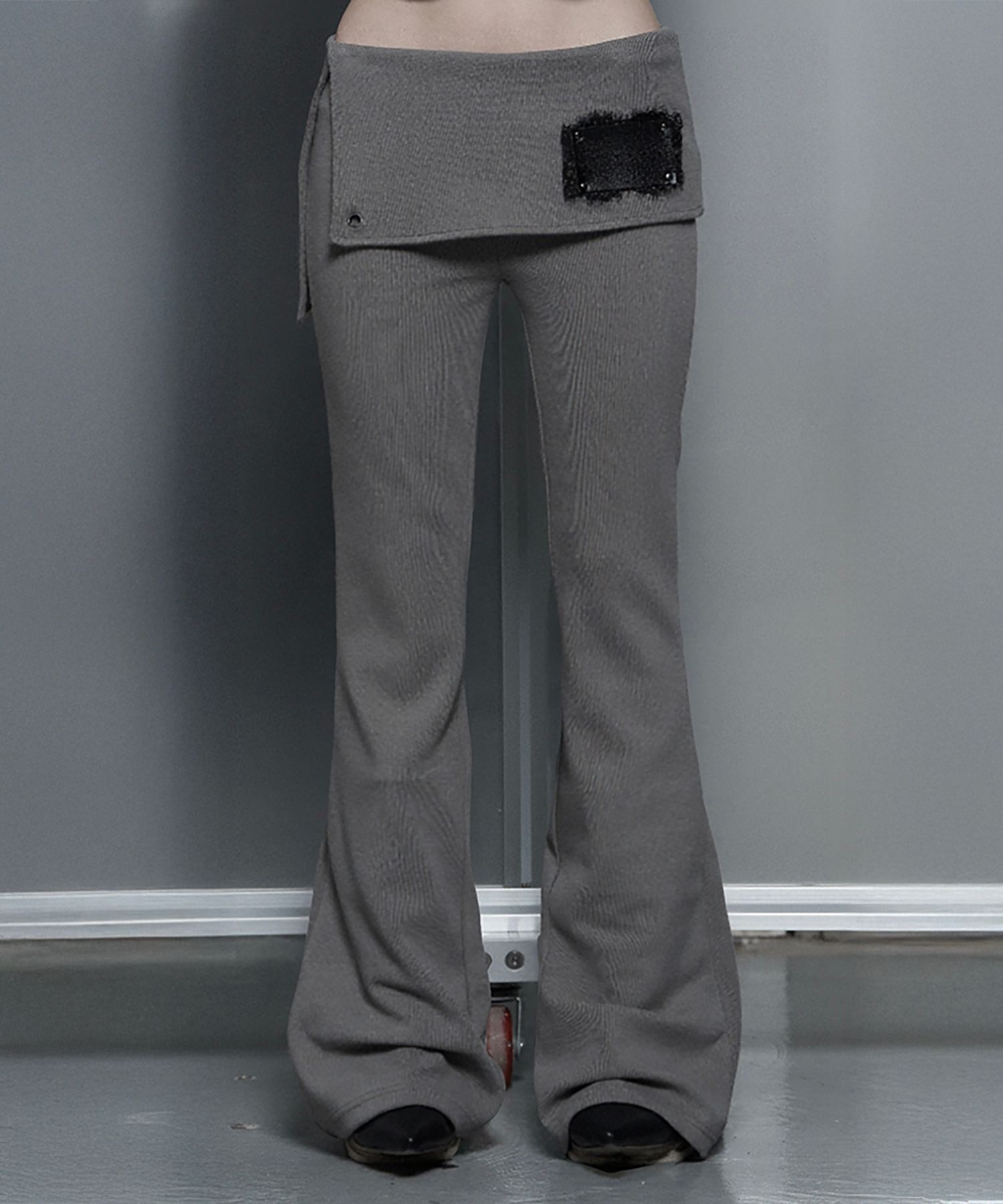 ETRE AU SOMMET 綁帶側開衩靴型褲 摩卡 ET26SSPTP02MC