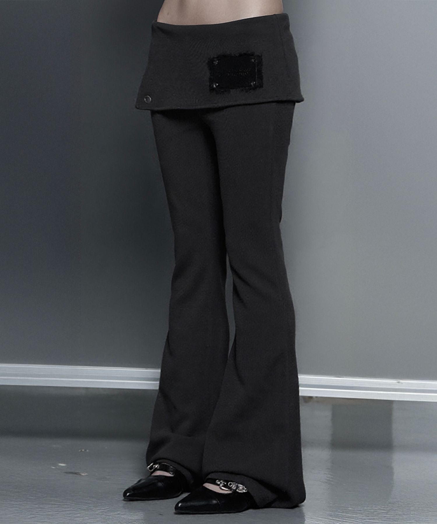 ETRE AU SOMMET 蕾絲綁帶側開衩靴型褲 木炭灰 ET26SSPTP02CH