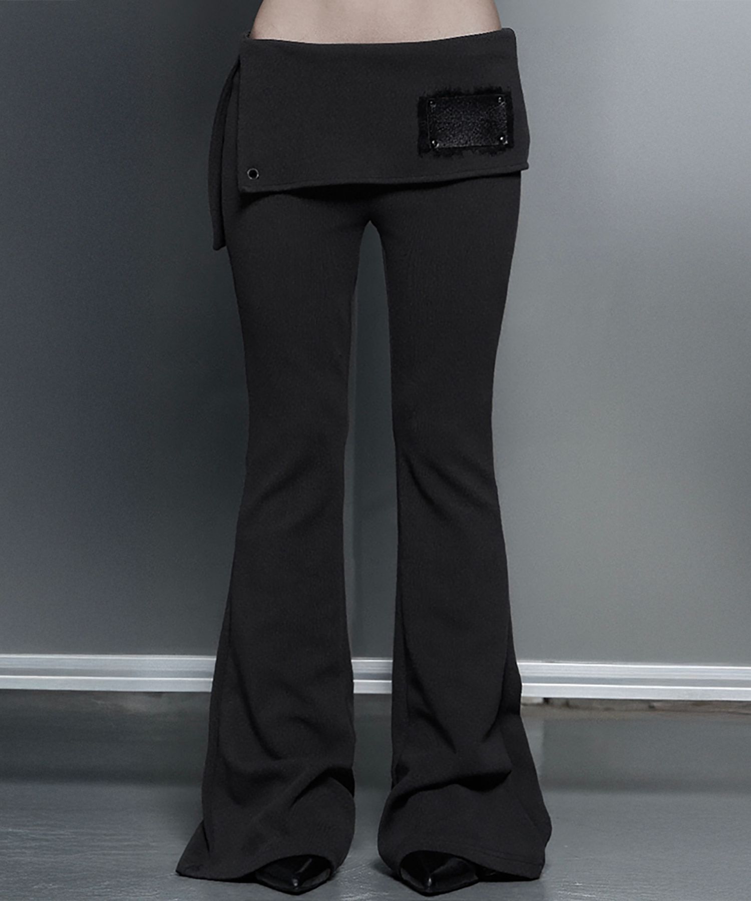 ETRE AU SOMMET 蕾絲綁帶側開衩靴型褲 木炭灰 ET26SSPTP02CH