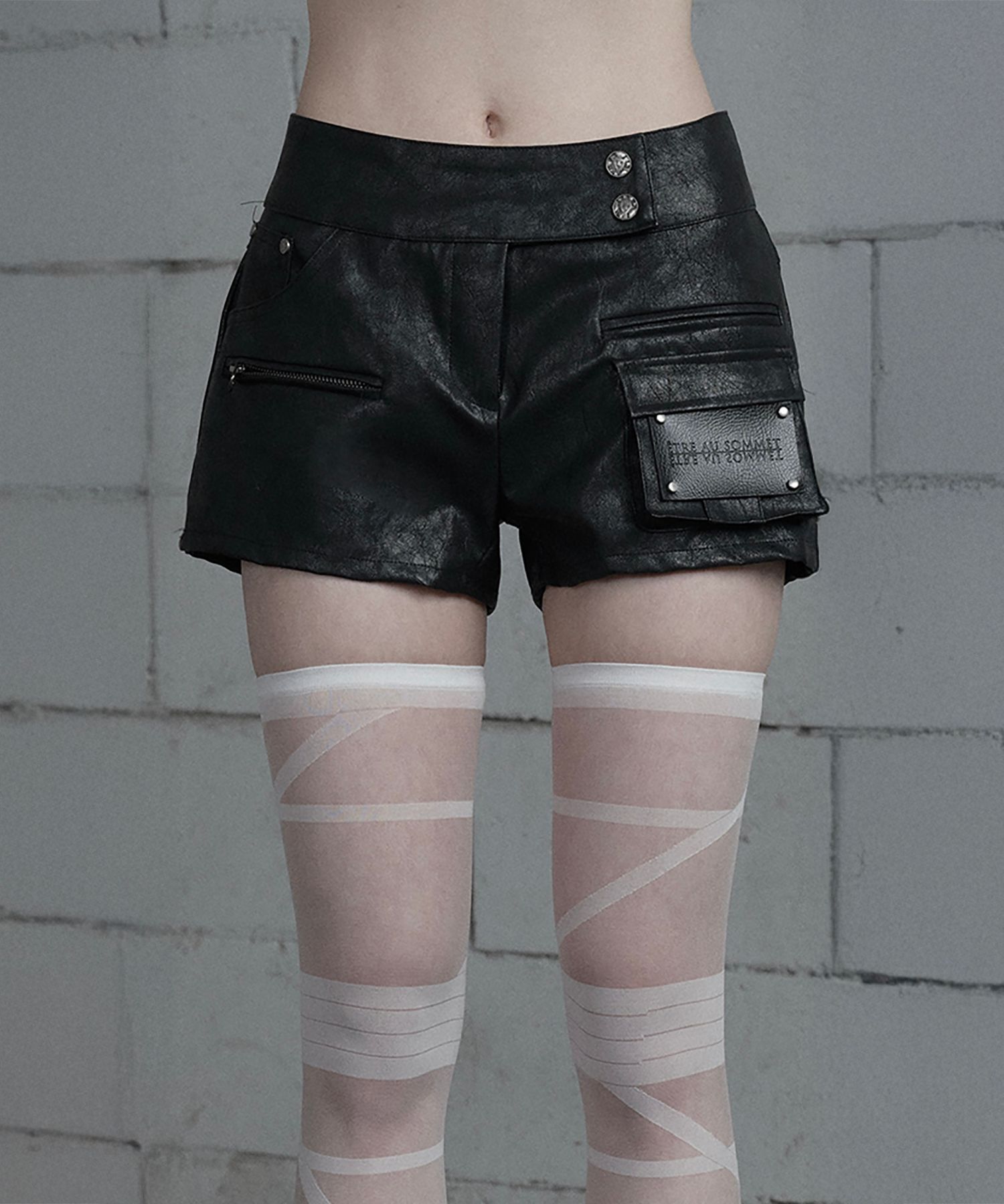 ETRE AU SOMMET 裂紋皮革拉鍊口袋熱褲 ET26SSPHP01BK