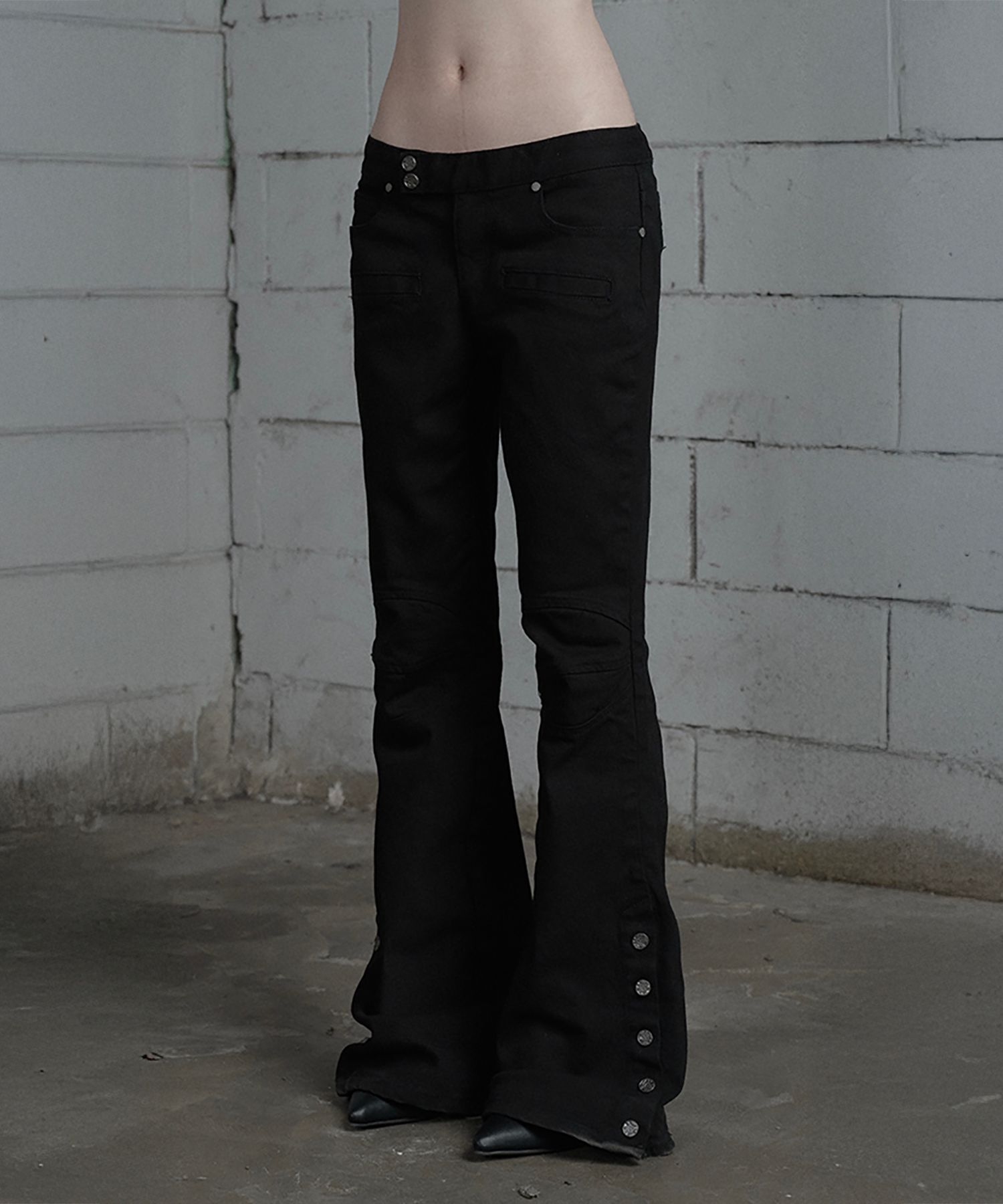 ETRE AU SOMMET 雙膝側扣靴型牛仔褲 ET26SSPDP01BK