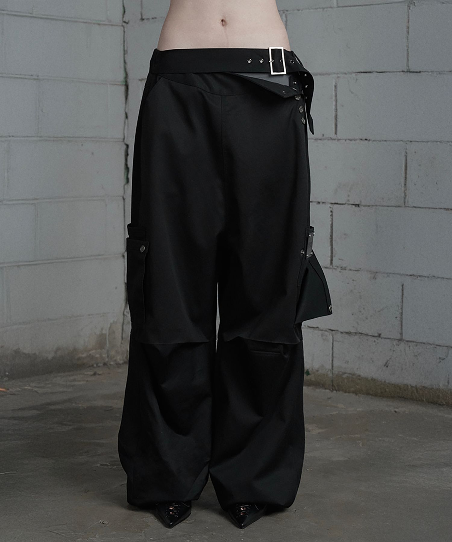 ETRE AU SOMMET 附腰帶雙口袋剪裁寬版長褲 黑色 ET26SSPCP01BK