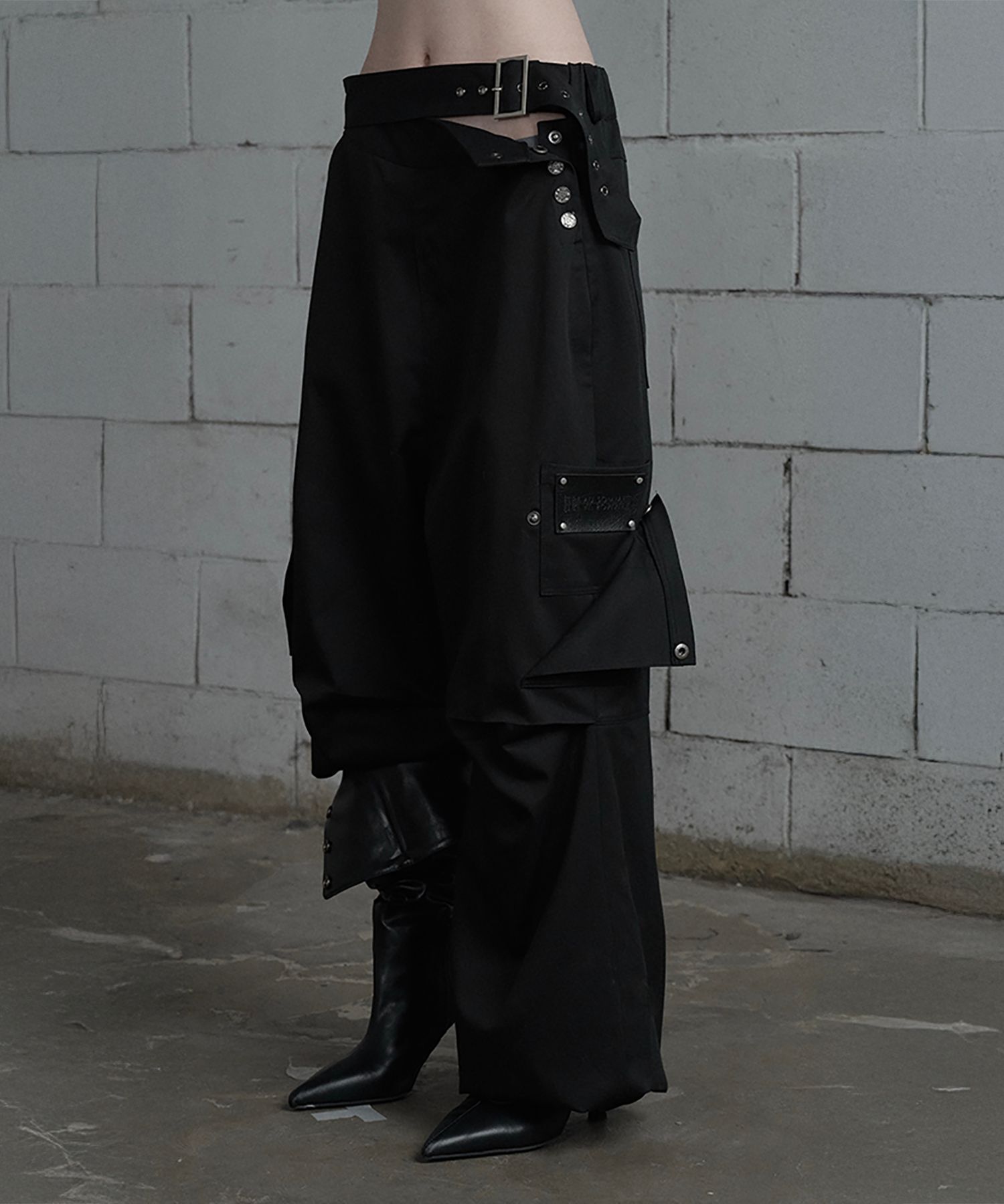 ETRE AU SOMMET 附腰帶雙口袋剪裁寬版長褲 黑色 ET26SSPCP01BK