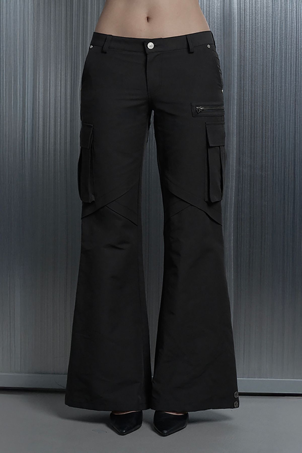 ETRE AU SOMMET 斜向開衩工裝微喇褲 ET25FWPCP01BK