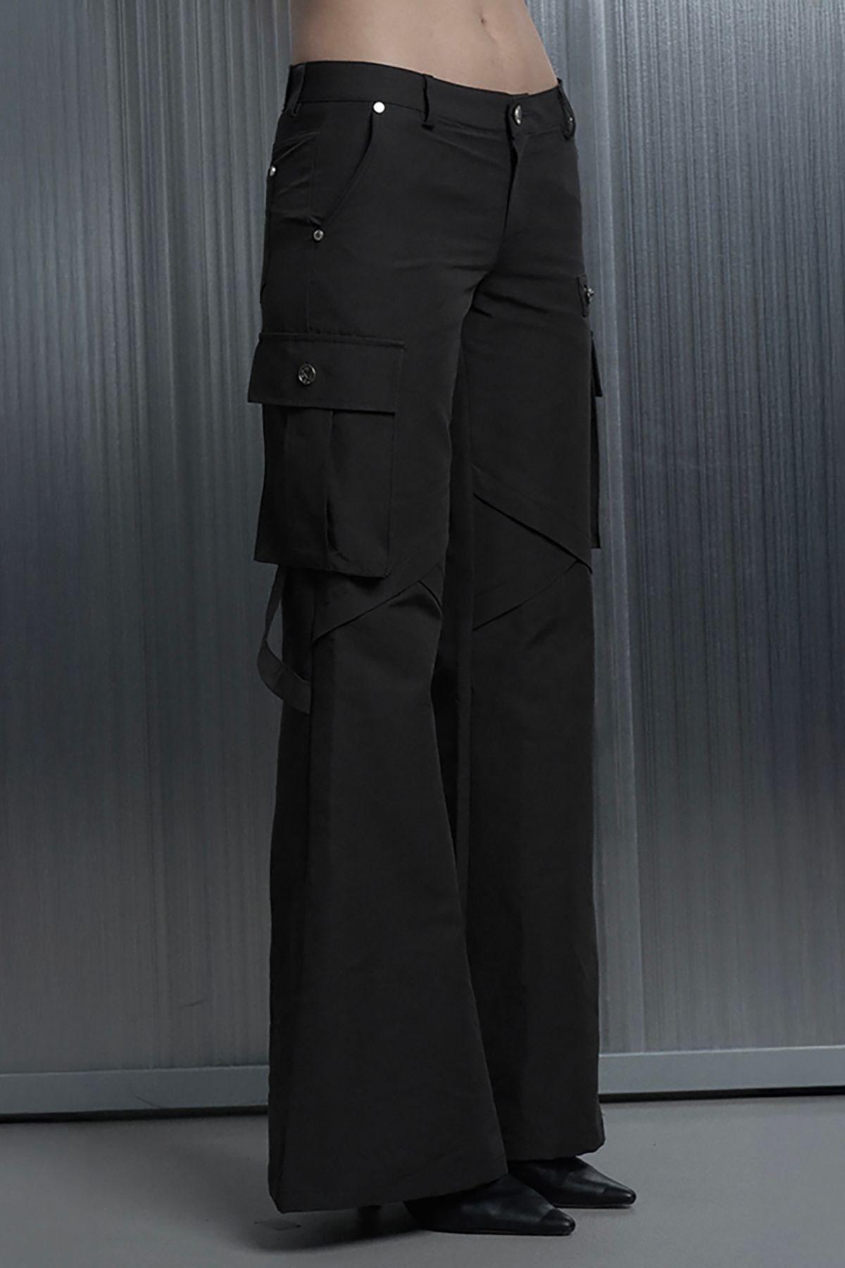 ETRE AU SOMMET 斜向開衩工裝微喇褲 ET25FWPCP01BK