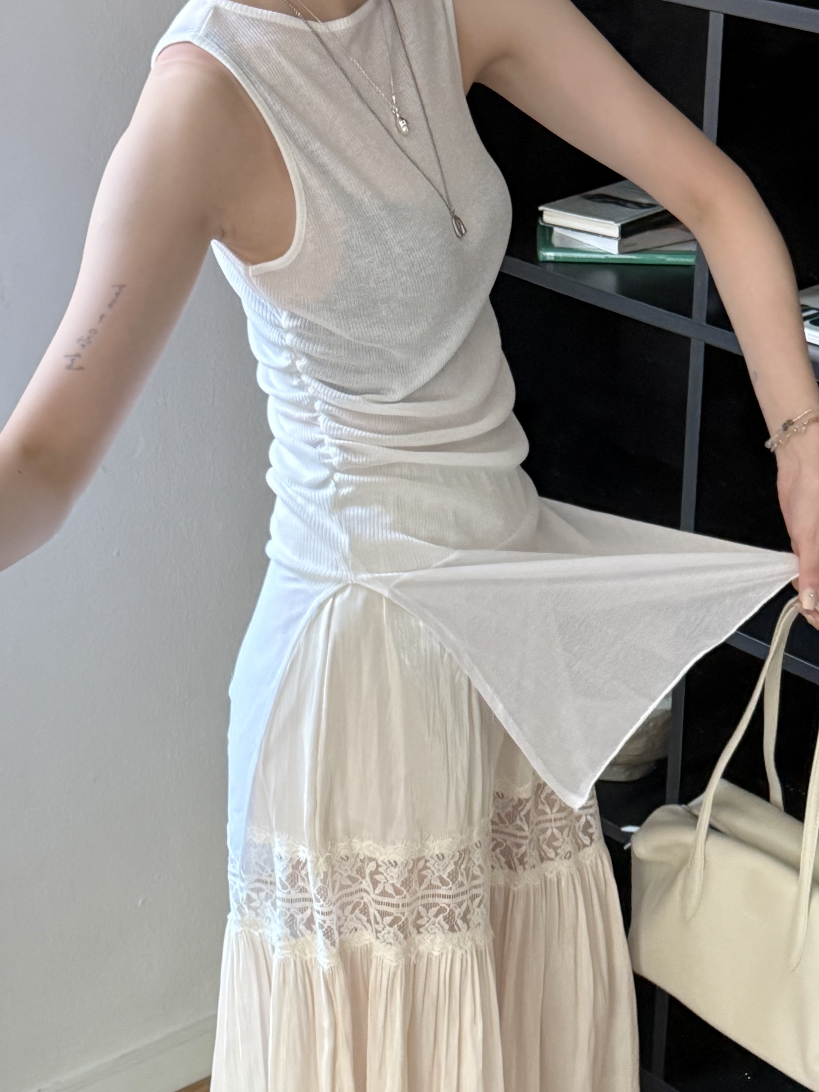 異材拼接穿起來好涼的長版開衩衣/2色均碼/白