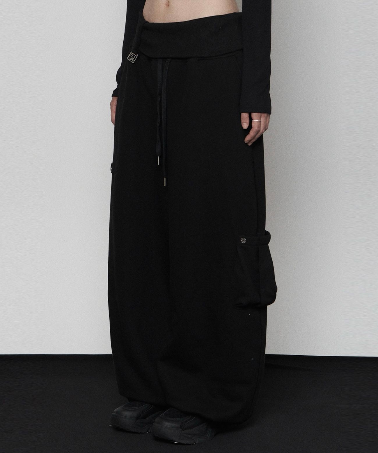 ETRE AU SOMMET 羅紋毛圈布口袋闊腿褲 ET25FWPTP01BK