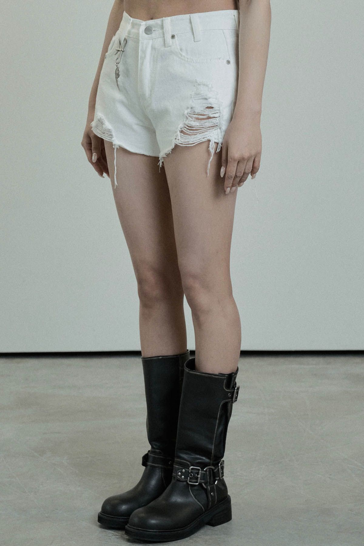 ETRE AU SOMMET Rivet Damage Keyring Shorts ET25SSPHP02WH