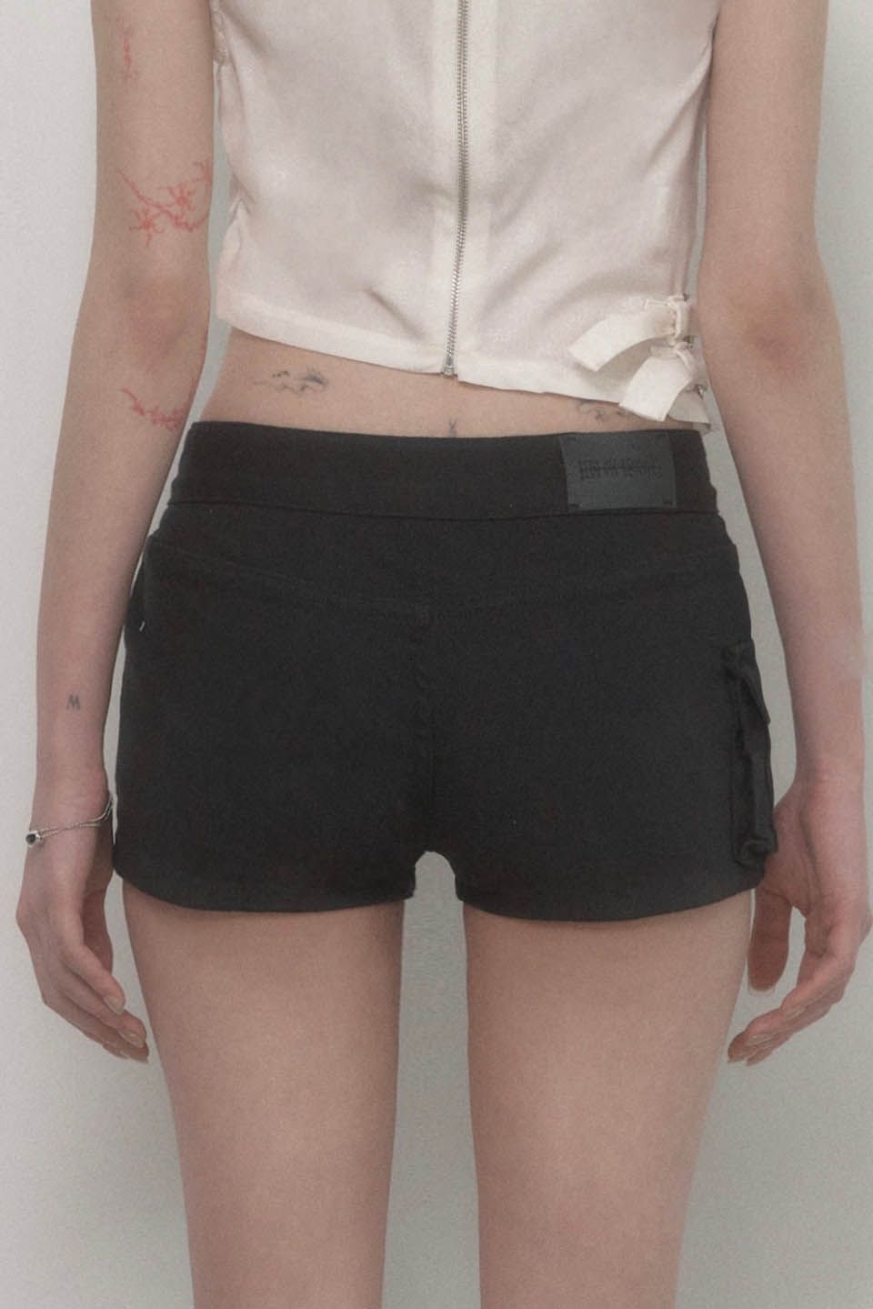 ETRE AU SOMMET 皮革徽章工裝短褲 ET25SSPHP01BK