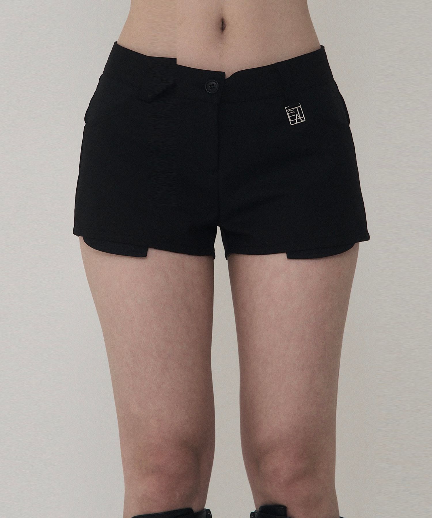 ETRE AU SOMMET 撞色層次微短褲（黑色） ET25SSPHP03BK