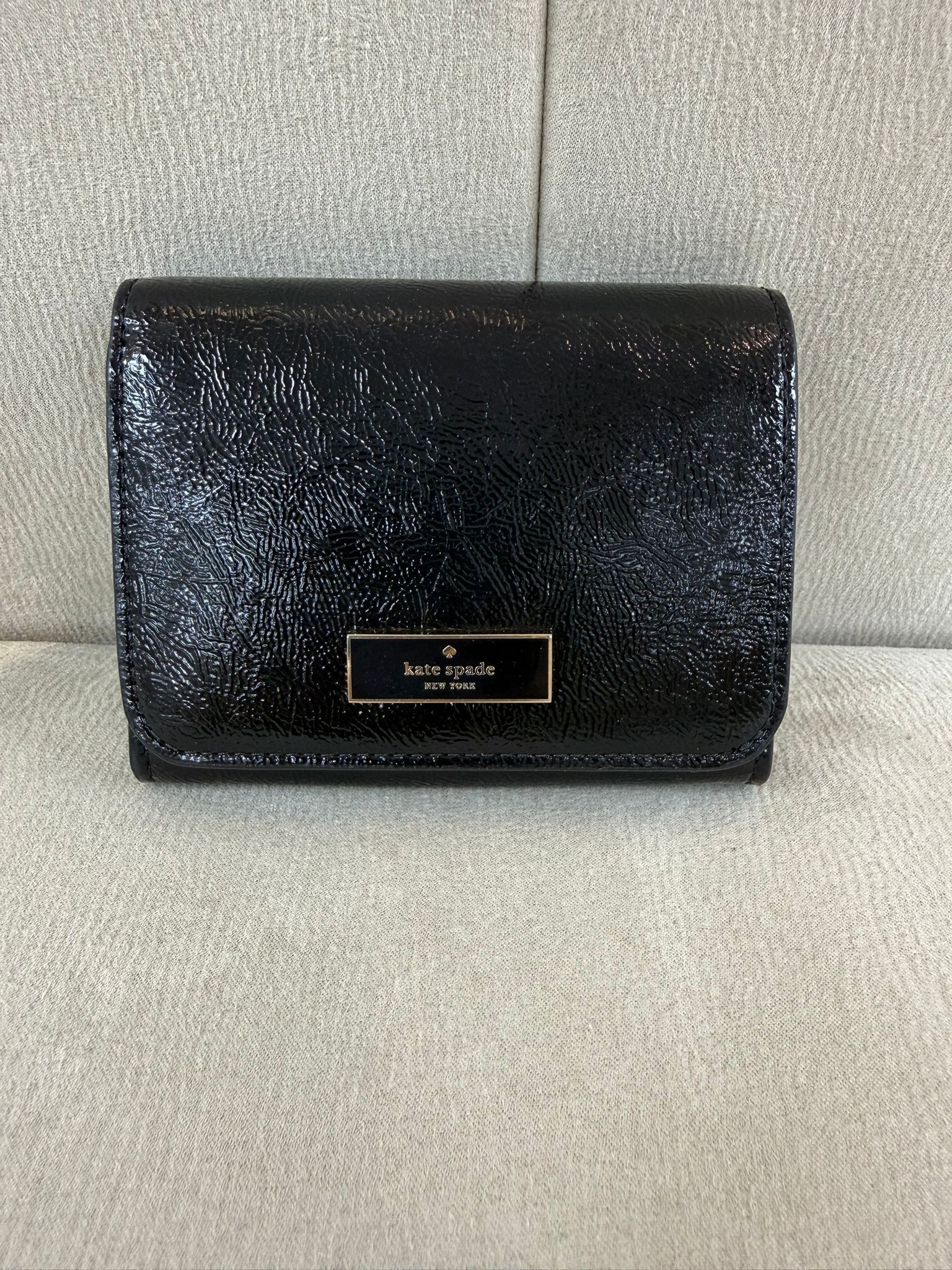 LYS01641 KATE SPADE LOGO牌仔前翻蓋短銀包黑色