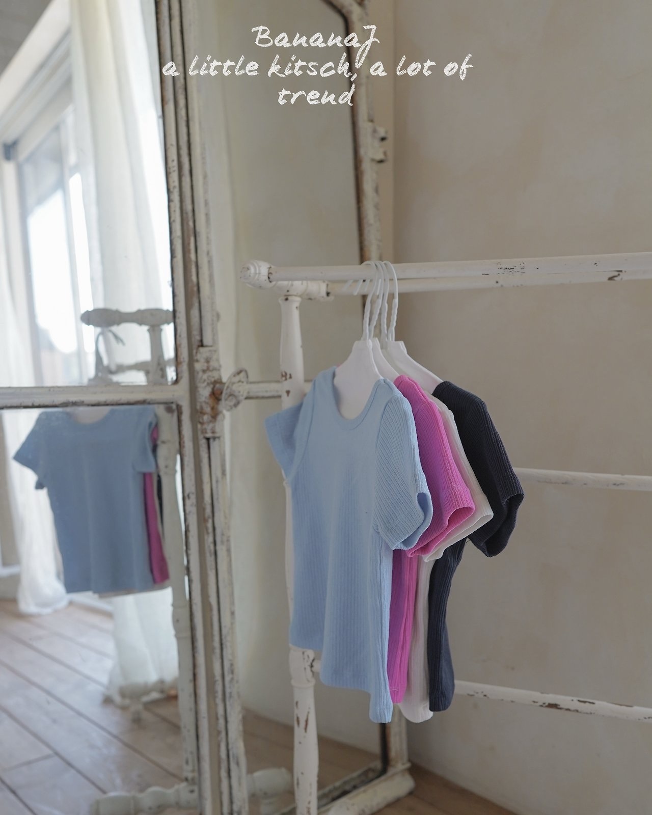 BananaJ Joy U-neck Top