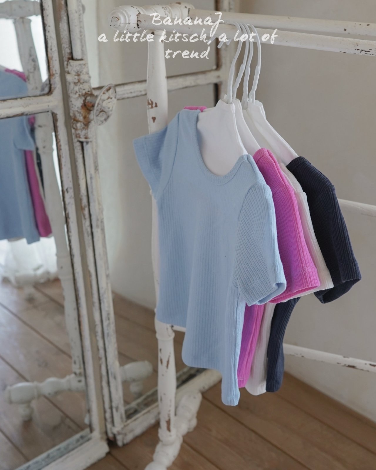 BananaJ Joy U-neck Top