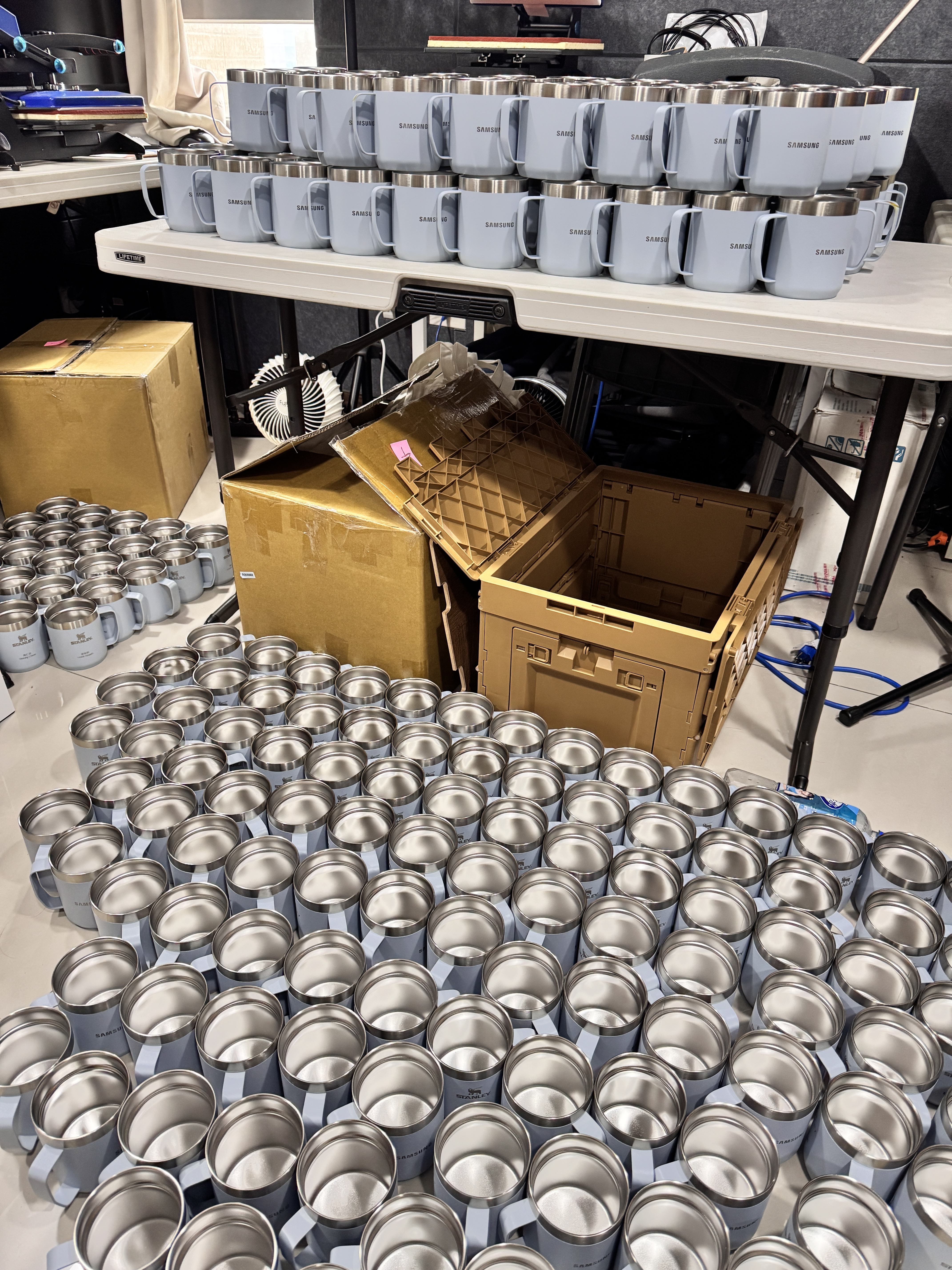 沛森顧問具備處理大宗訂單的產能，能高效完成數百件禮品雷雕作業