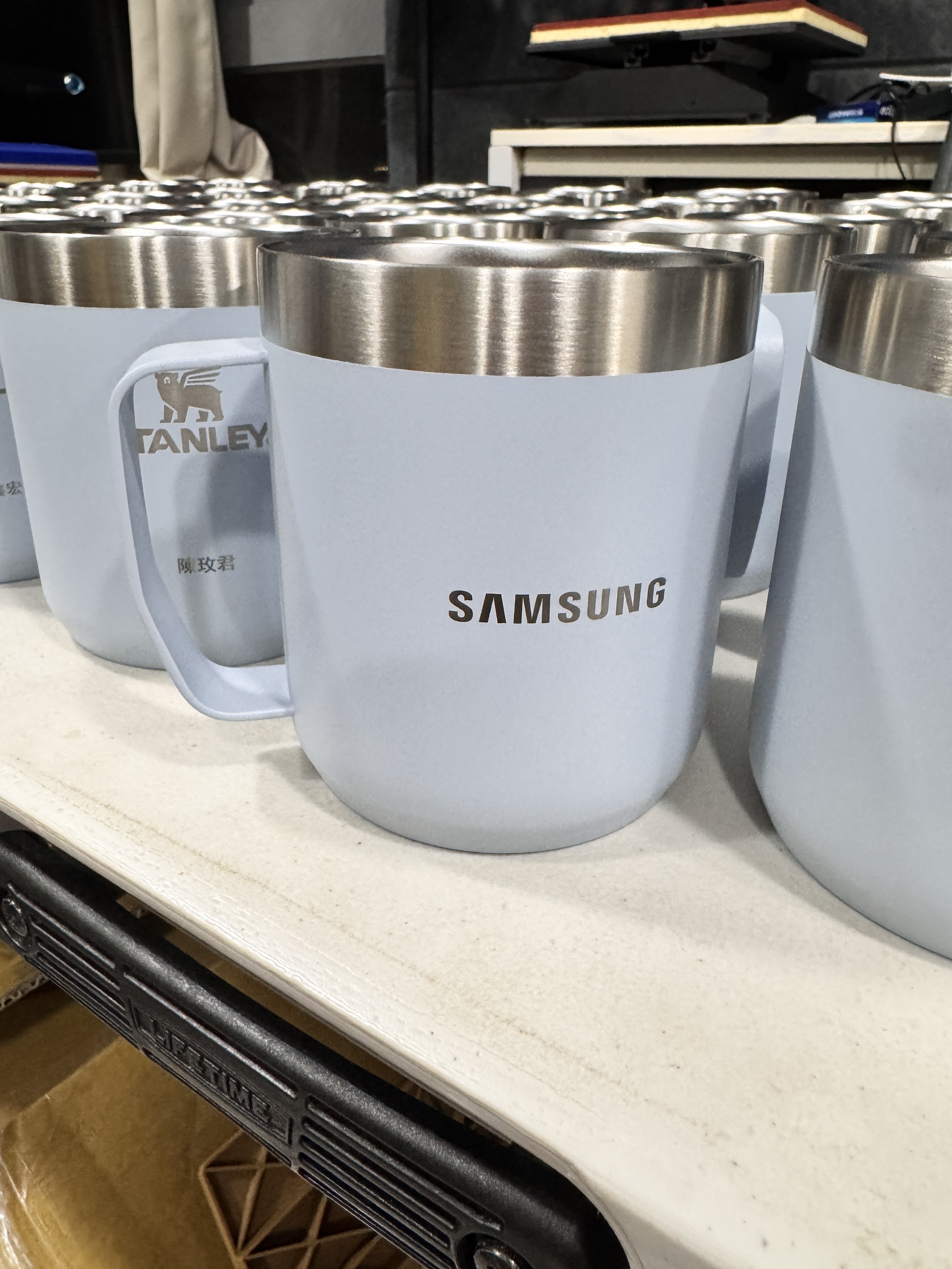 品牌 Logo 清晰分明，展現大廠風範