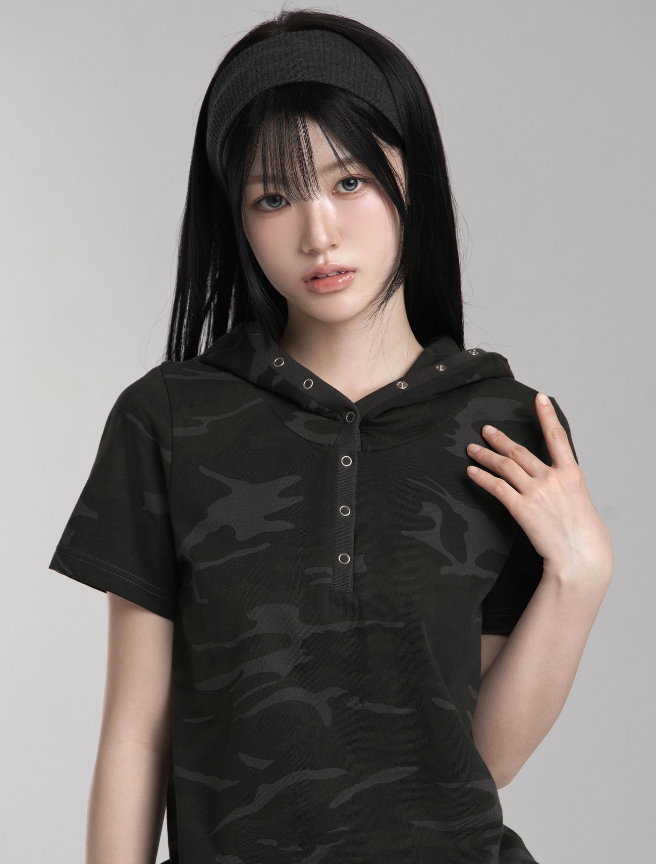 LOOXP 迷彩釦環修身連帽短袖T恤 炭灰 9860-3