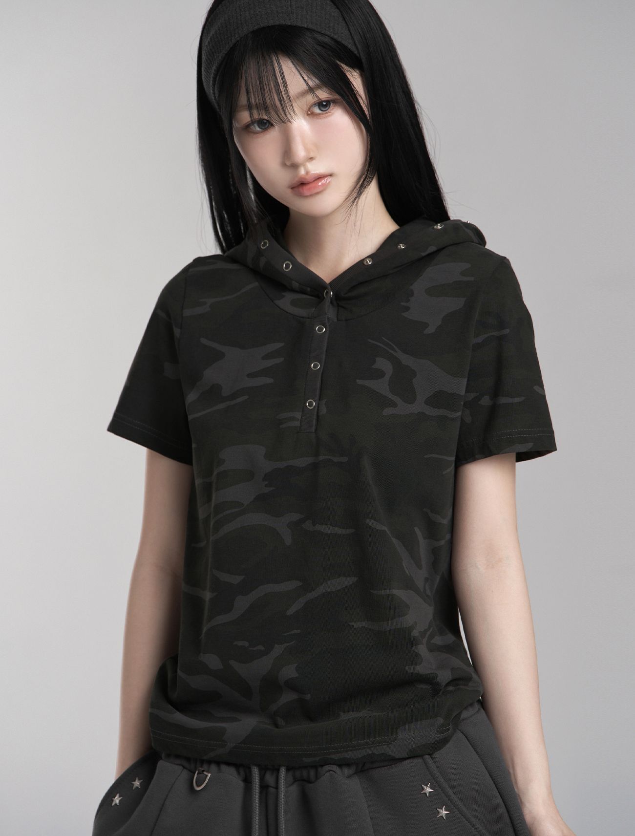 LOOXP 迷彩釦環修身連帽短袖T恤 炭灰 9860-3