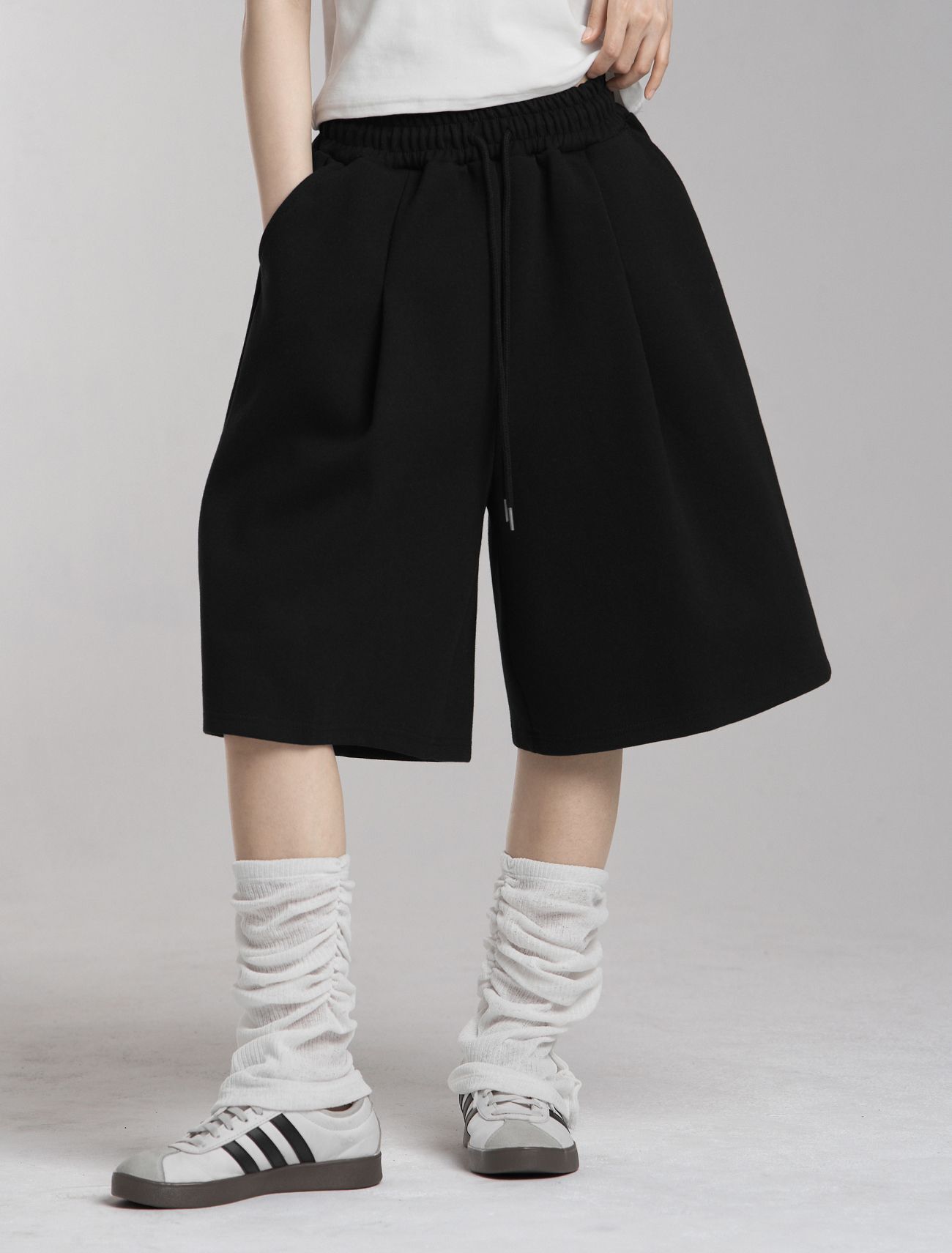 LOOXP 基本款打褶鬆緊腰百慕達短褲 黑色 9885-3