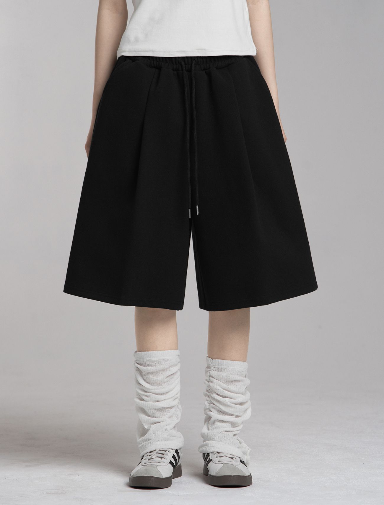 LOOXP 基本款打褶鬆緊腰百慕達短褲 黑色 9885-3