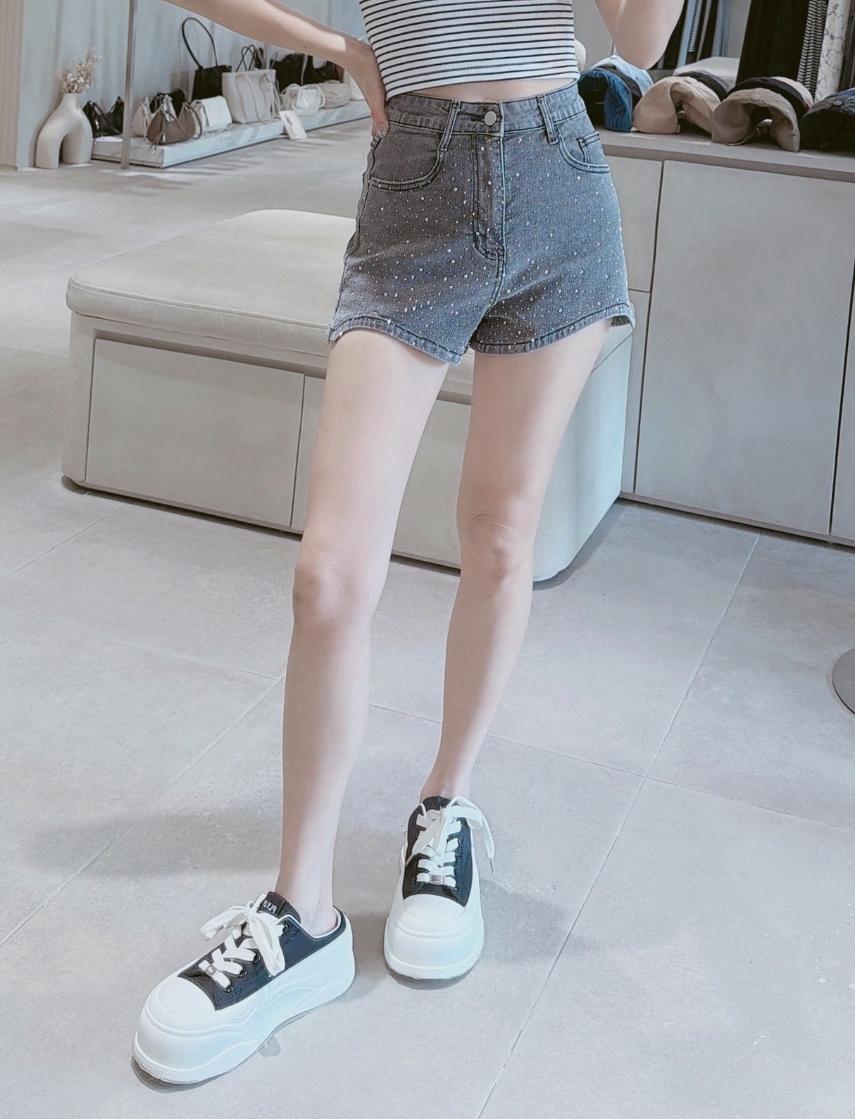 褲管圓弧燙鑽牛仔短褲 3575