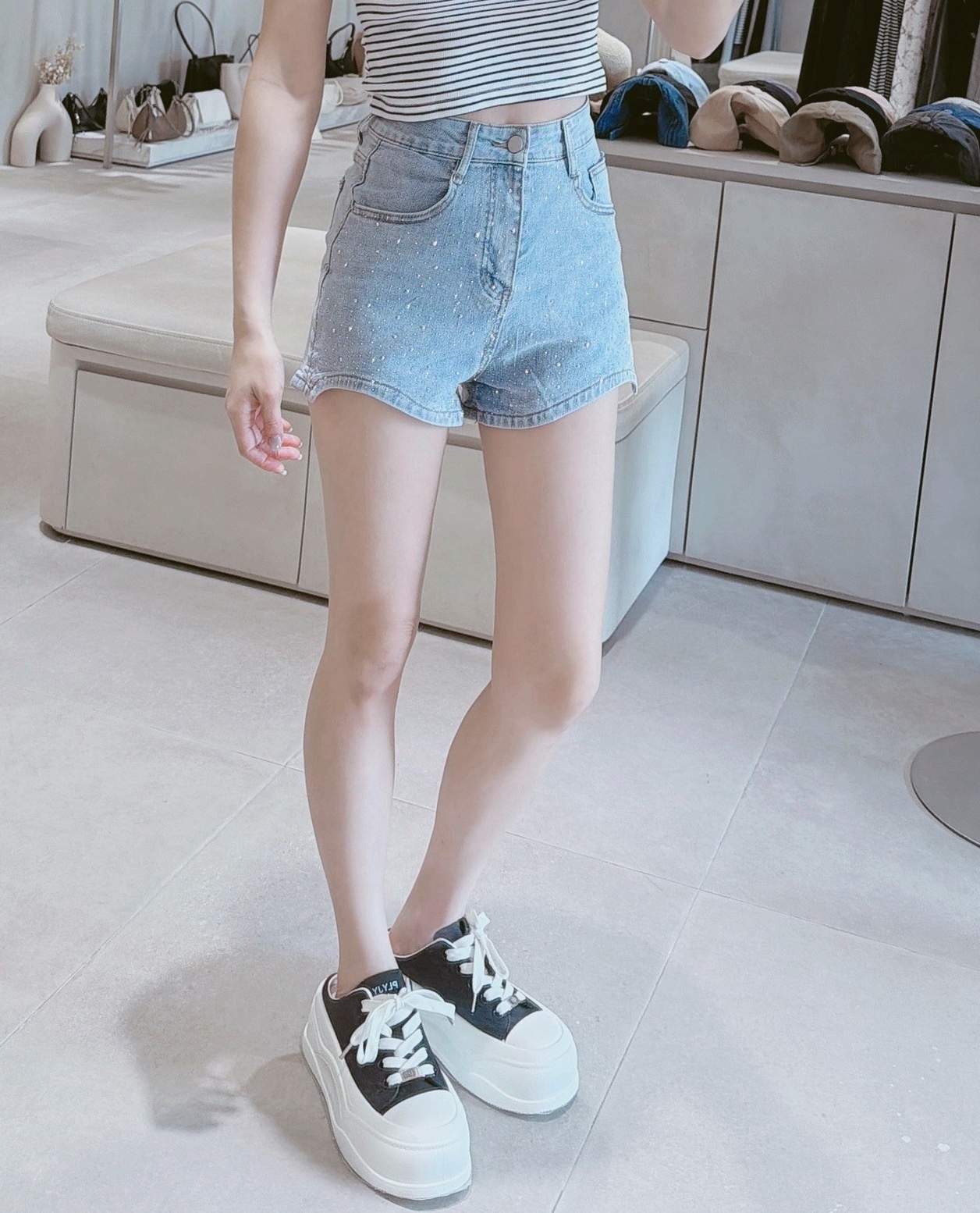 褲管圓弧燙鑽牛仔短褲 3575