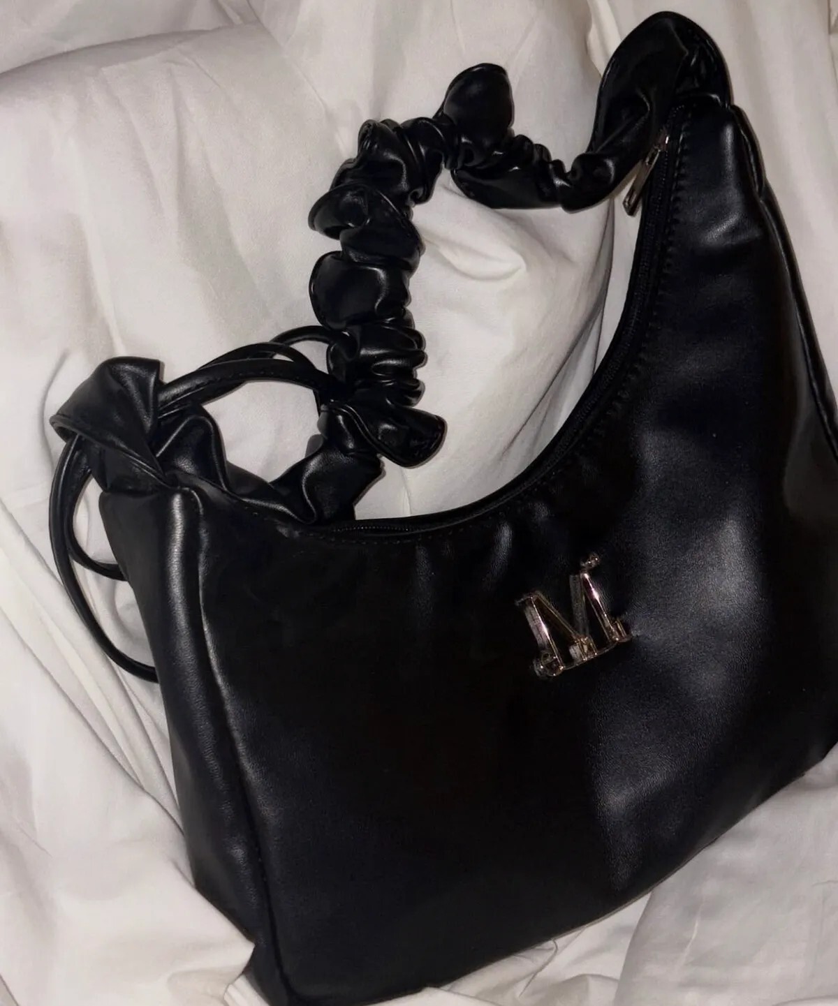 【OWN】Mucent 皮革 褶皺 肩背包 側背 斜背 手拿 金屬LOGO 不對稱 抽繩 可調節 男女通用 黑色