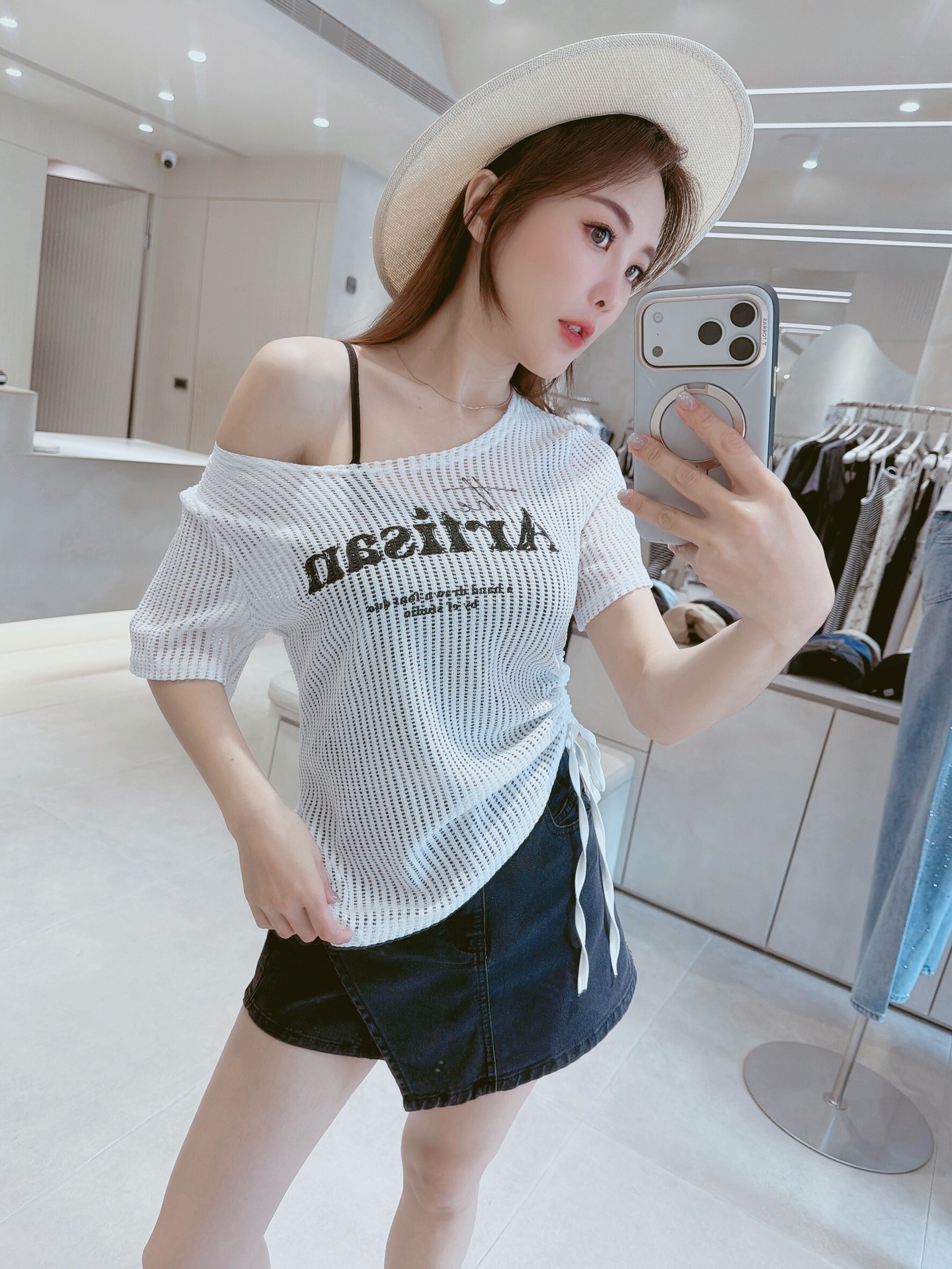 黑背心+側抽繩英文洞洞上衣