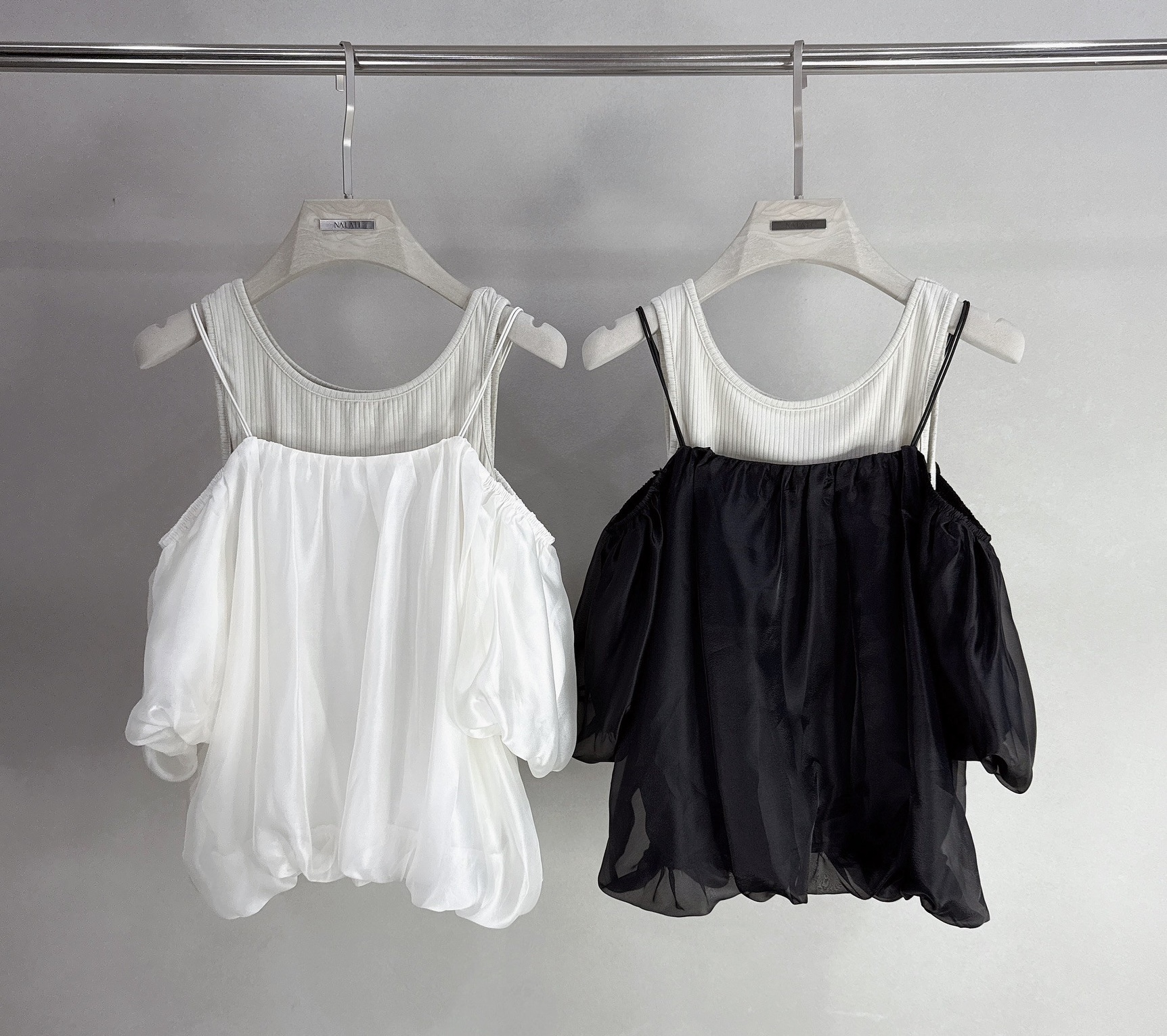 坑紋棉背心+光澤彭澎吊帶背心