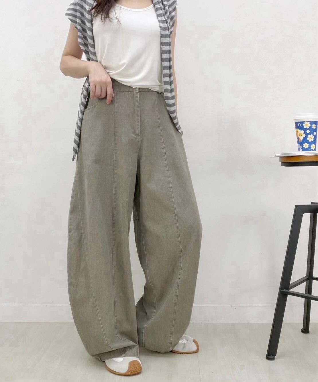 【修身腿長的復古感彎刀牛仔褲】（現貨）