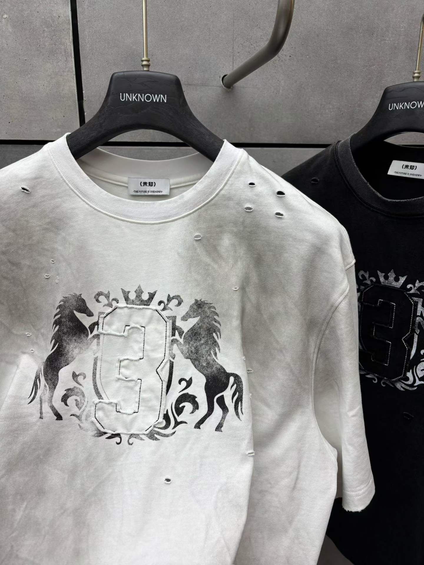 《S.V》3號雙馬徽章作舊短T