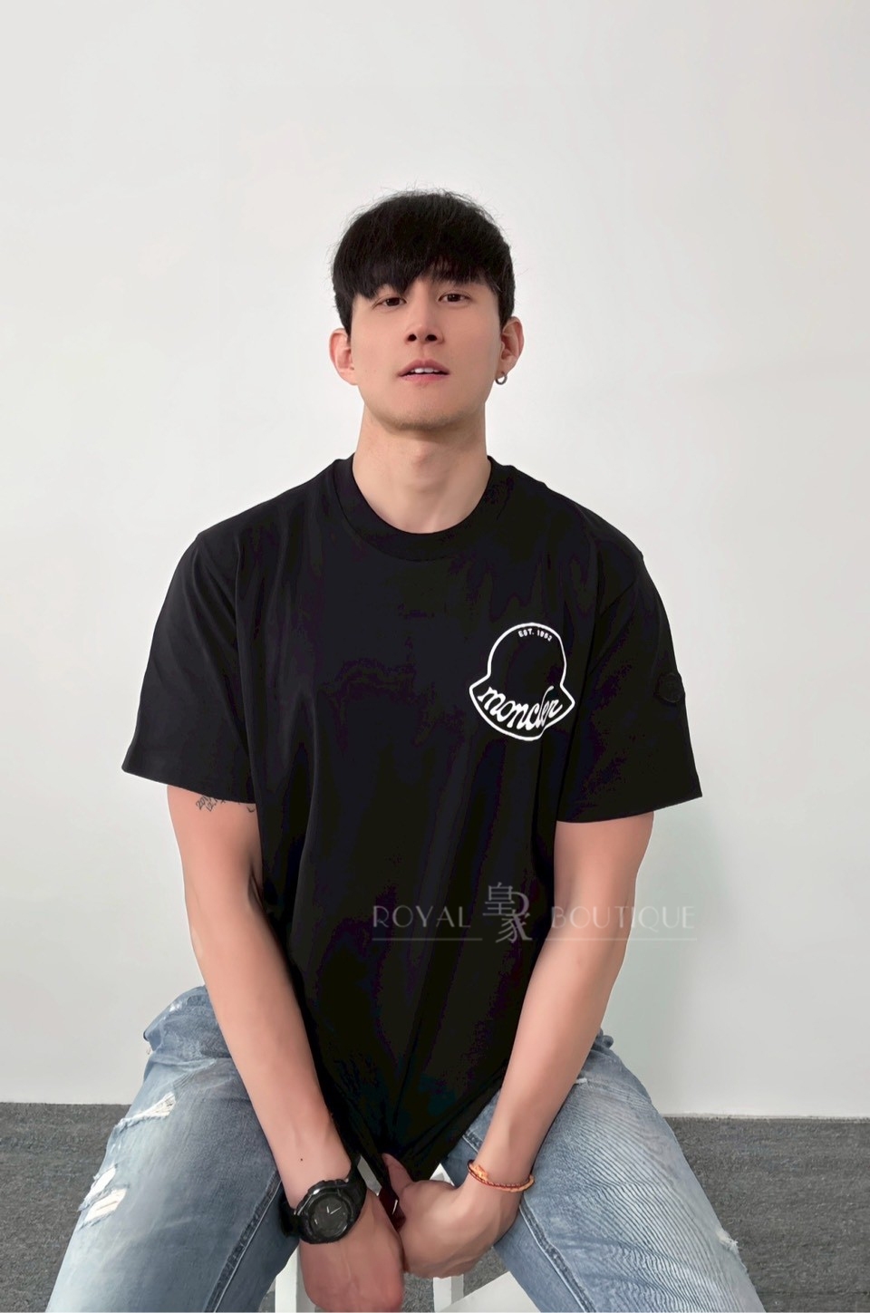 MONCLER 蒙口左胸美式草寫鈴鐺LOGO短T