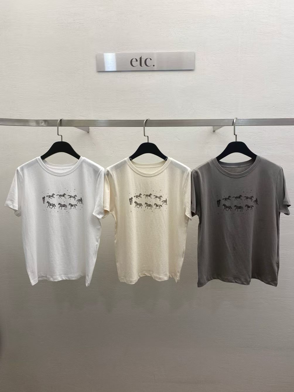 MK6109 復古馬圓領上衣