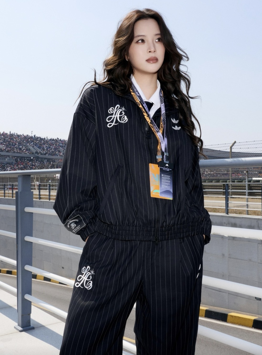 【代購】 adidas Originals × Willy Chavarria Pinstripe Track 細條紋寬鬆抽繩運動褲 歐陽娜娜同款